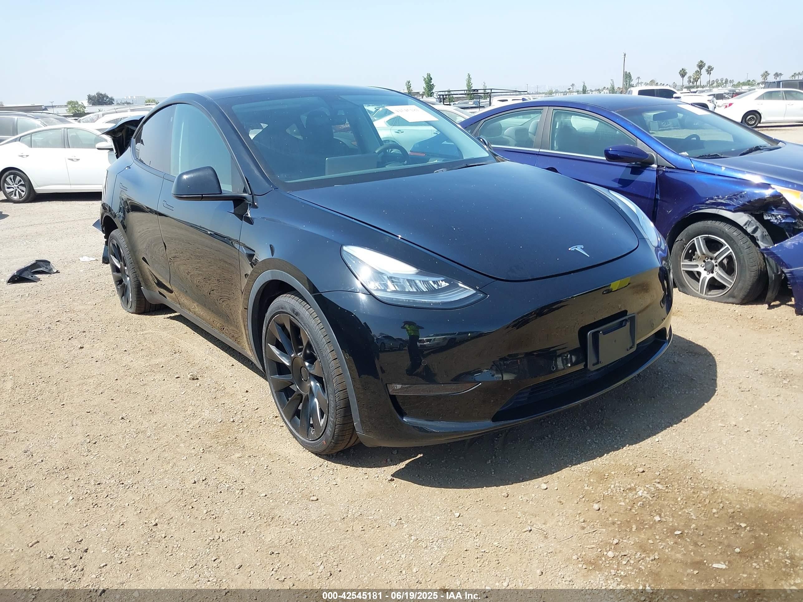2022 Tesla Model Y Long Range, VIN 7SAYGDEE2NF359405 — Зад