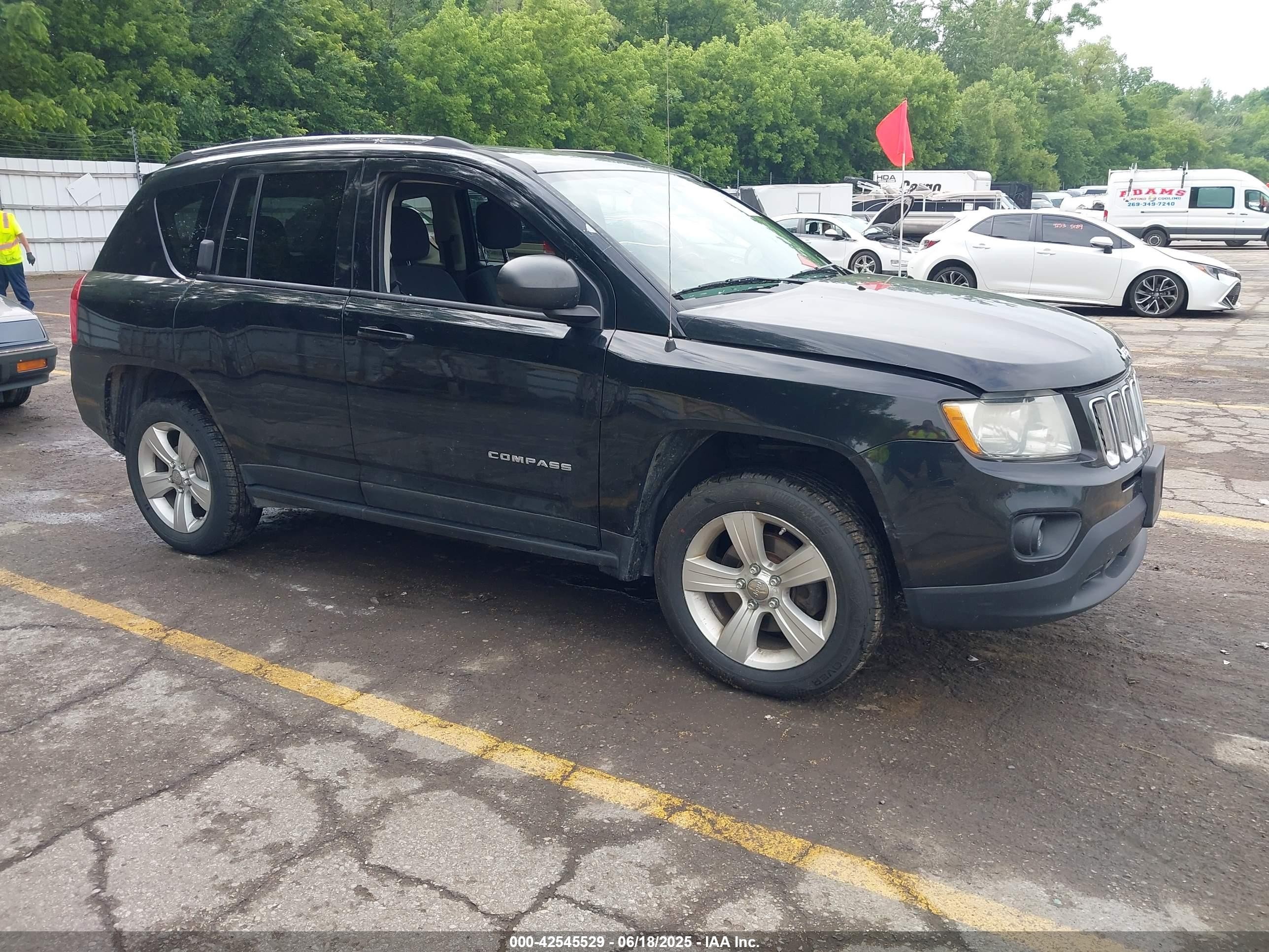 2012 Jeep Compass Latitude, VIN 1C4NJCEB3CD616593 — Фото с аукциона