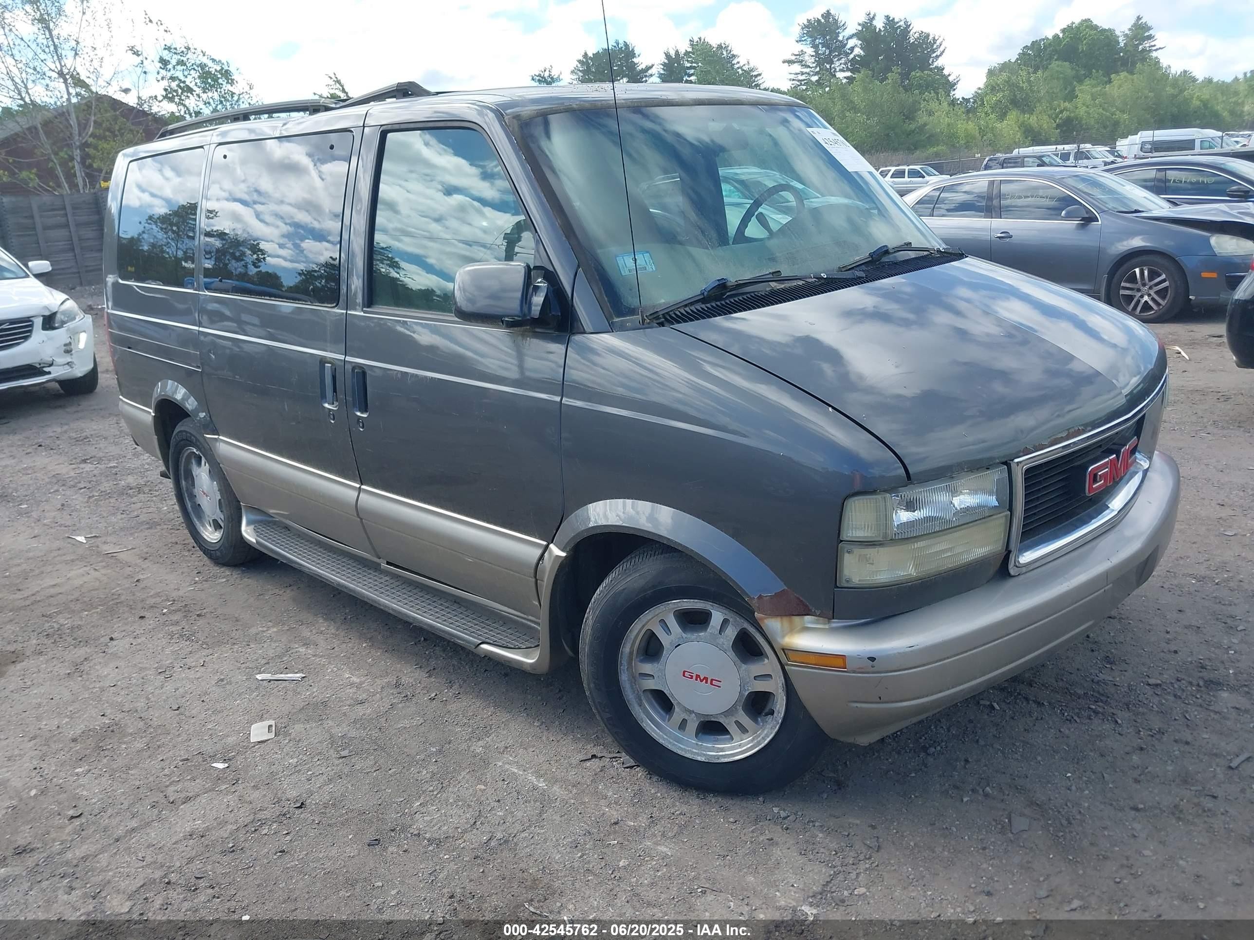 2003 GMC Safari, VIN 1GKEL19X53B504690 — Normal wear