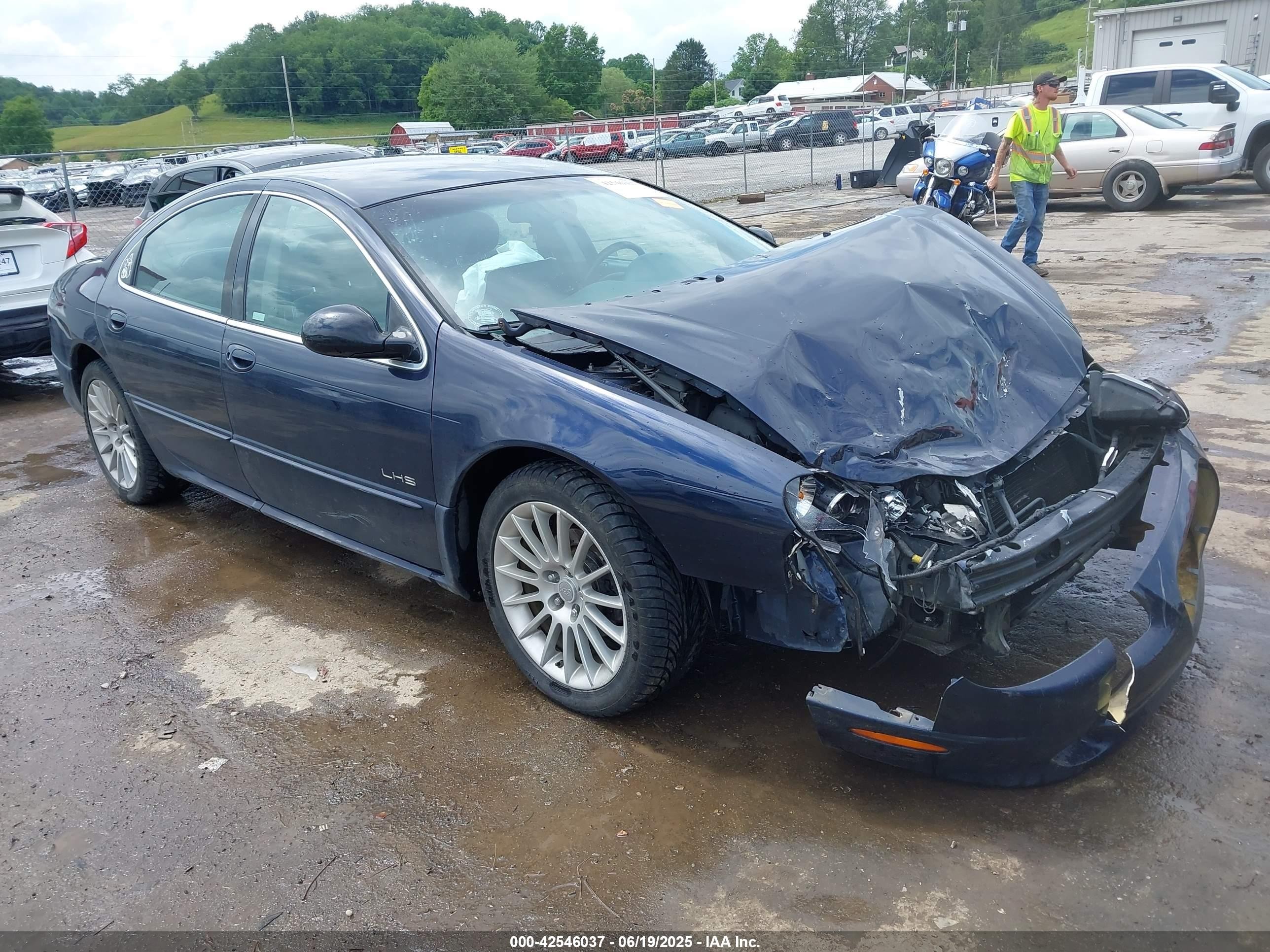 2001 Chrysler LHS, VIN 2C3HC56G31H651734 — Перед