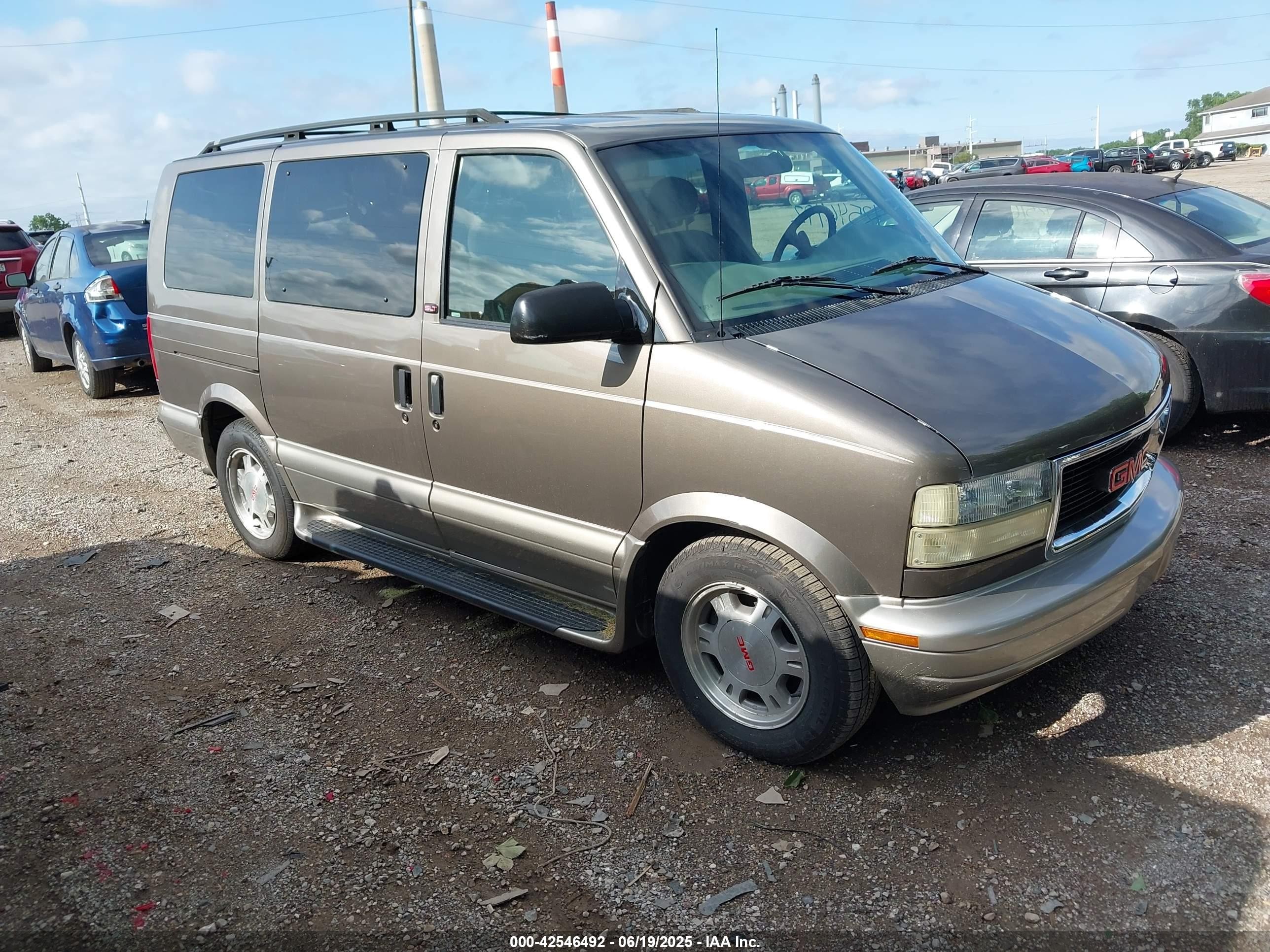2004 GMC Safari, VIN 1GKDM19X64B504787 — Front end
