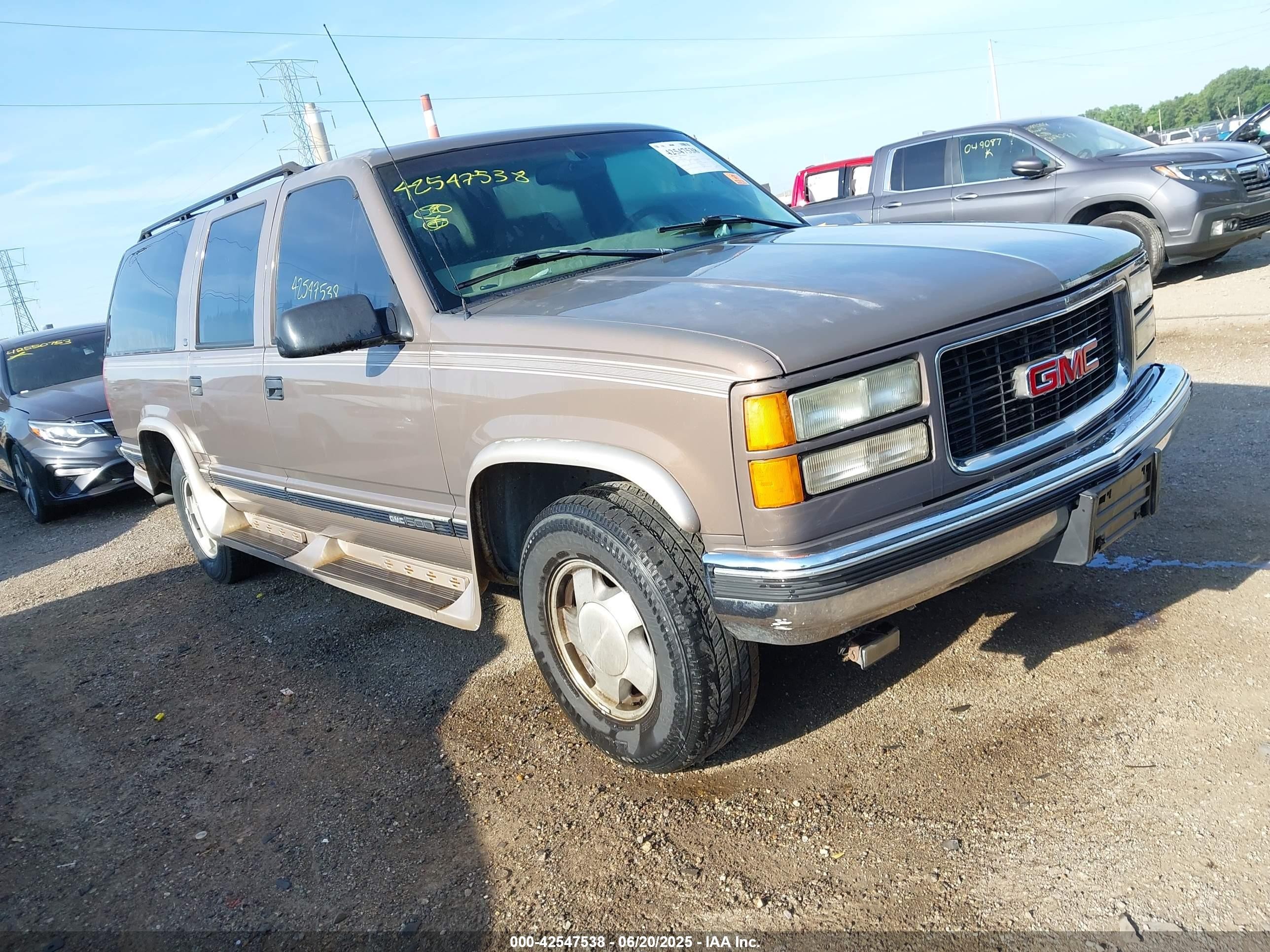 1998 GMC Suburban, VIN 1GDFK16RXWJ728665 — Front end