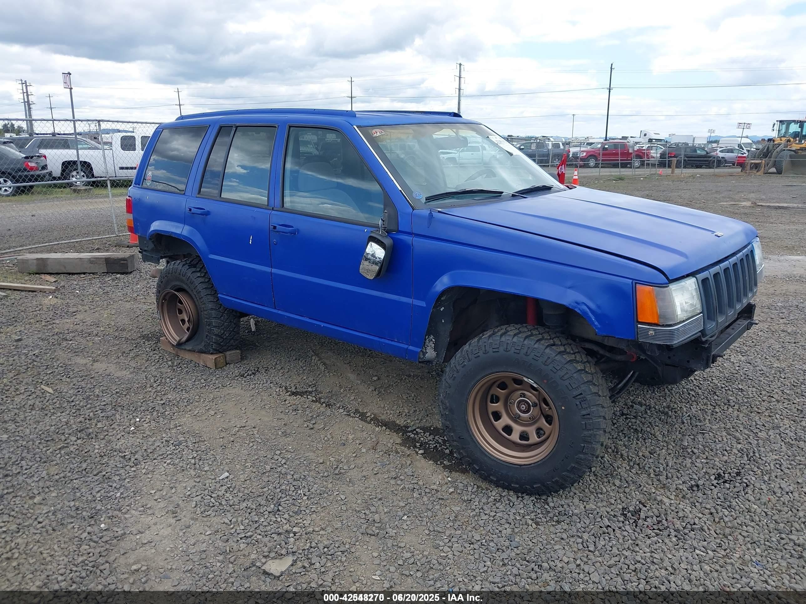1996 Jeep Grand Cherokee Laredo, VIN 1J4GZ58YXTC329037 — Side