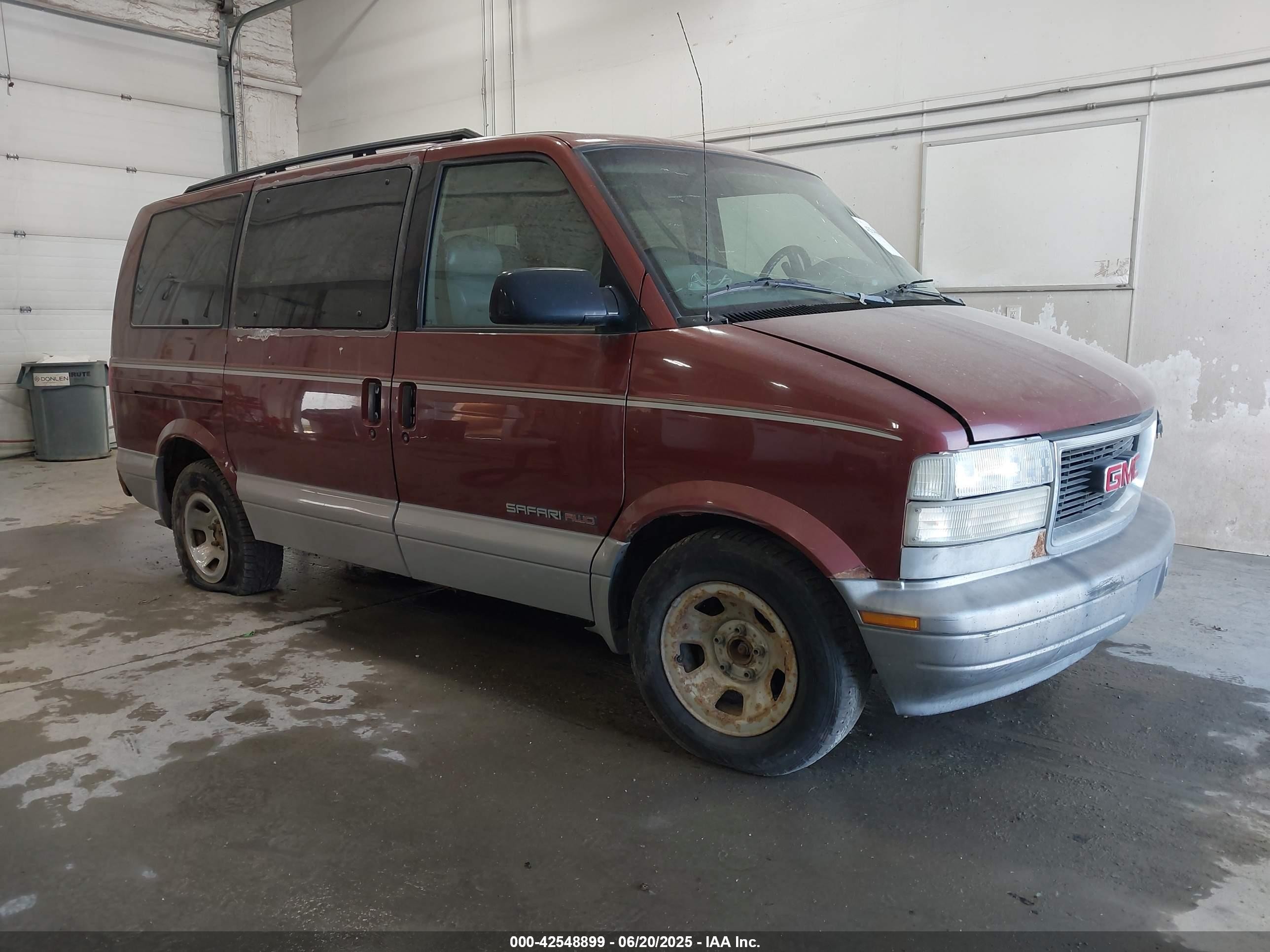 1998 GMC Safari, VIN 1GKEL19W3WB520172 — Side