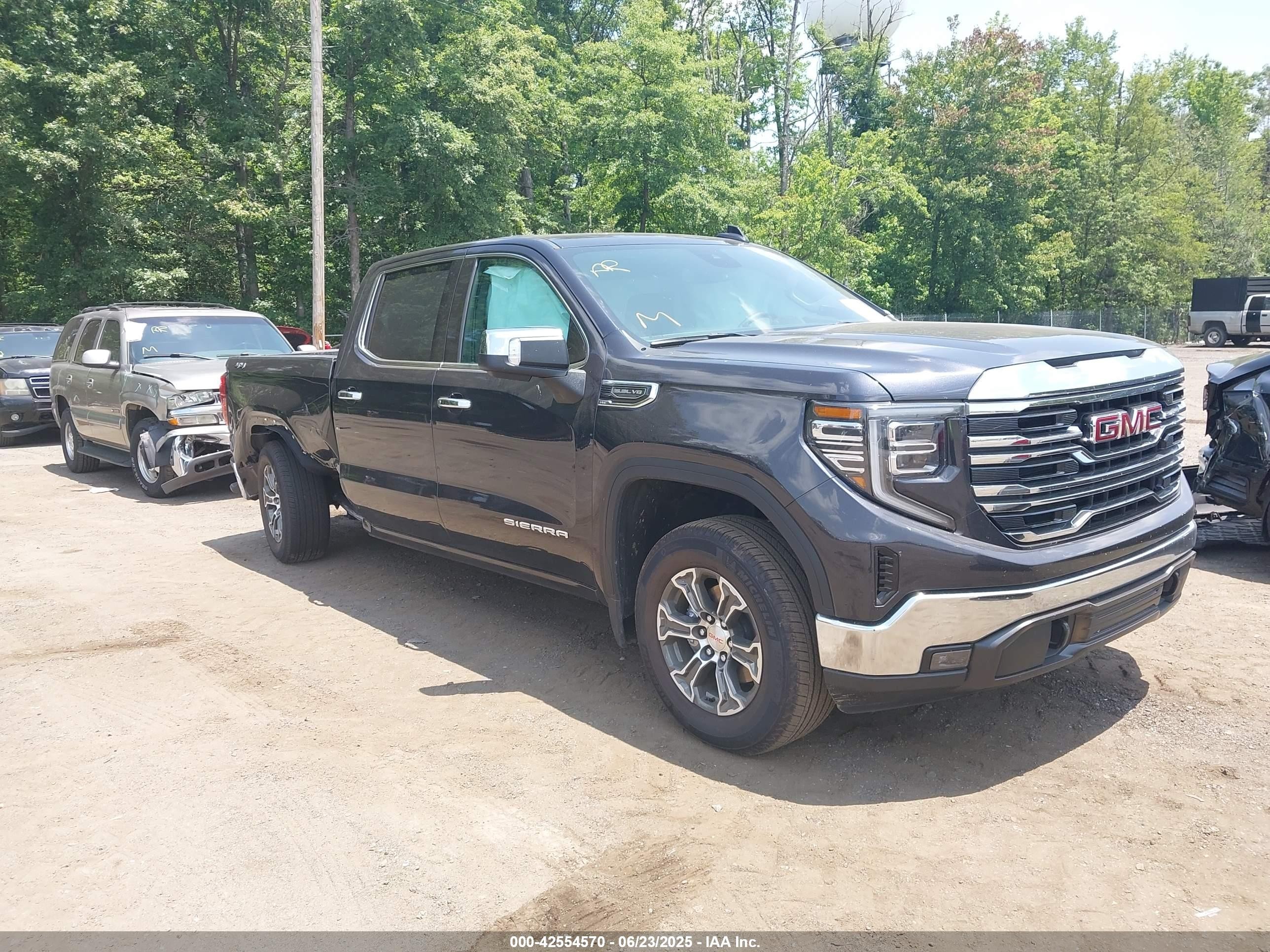 2025 GMC Sierra 1500 SLT, VIN 1GTUUDED0SZ257005 — Rear end