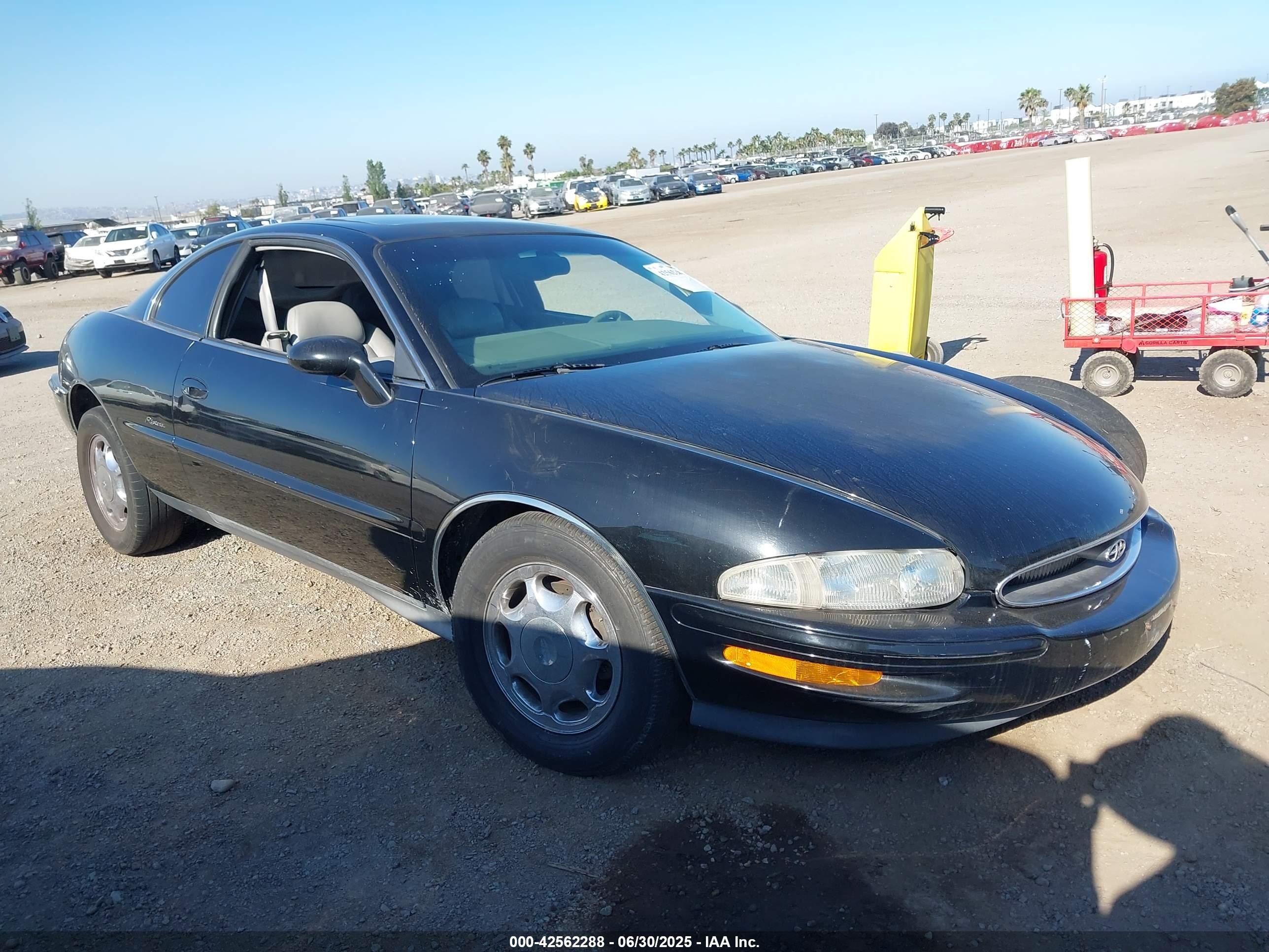 1998 Buick Riviera, VIN 1G4GD2219W4700827 — Side