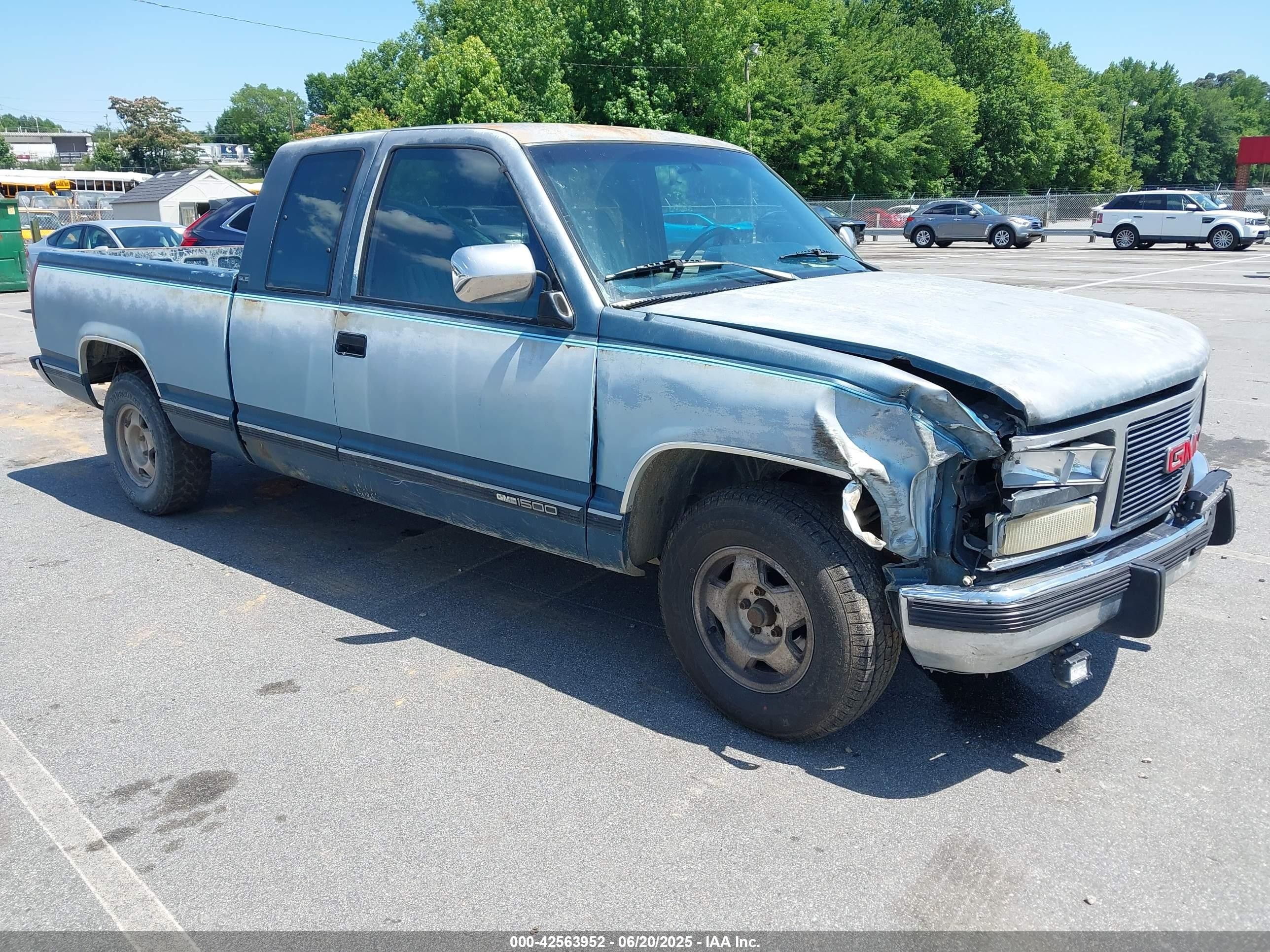 1992 GMC Sierra 1500, VIN 2GTEC19K7N1514138 — Front end