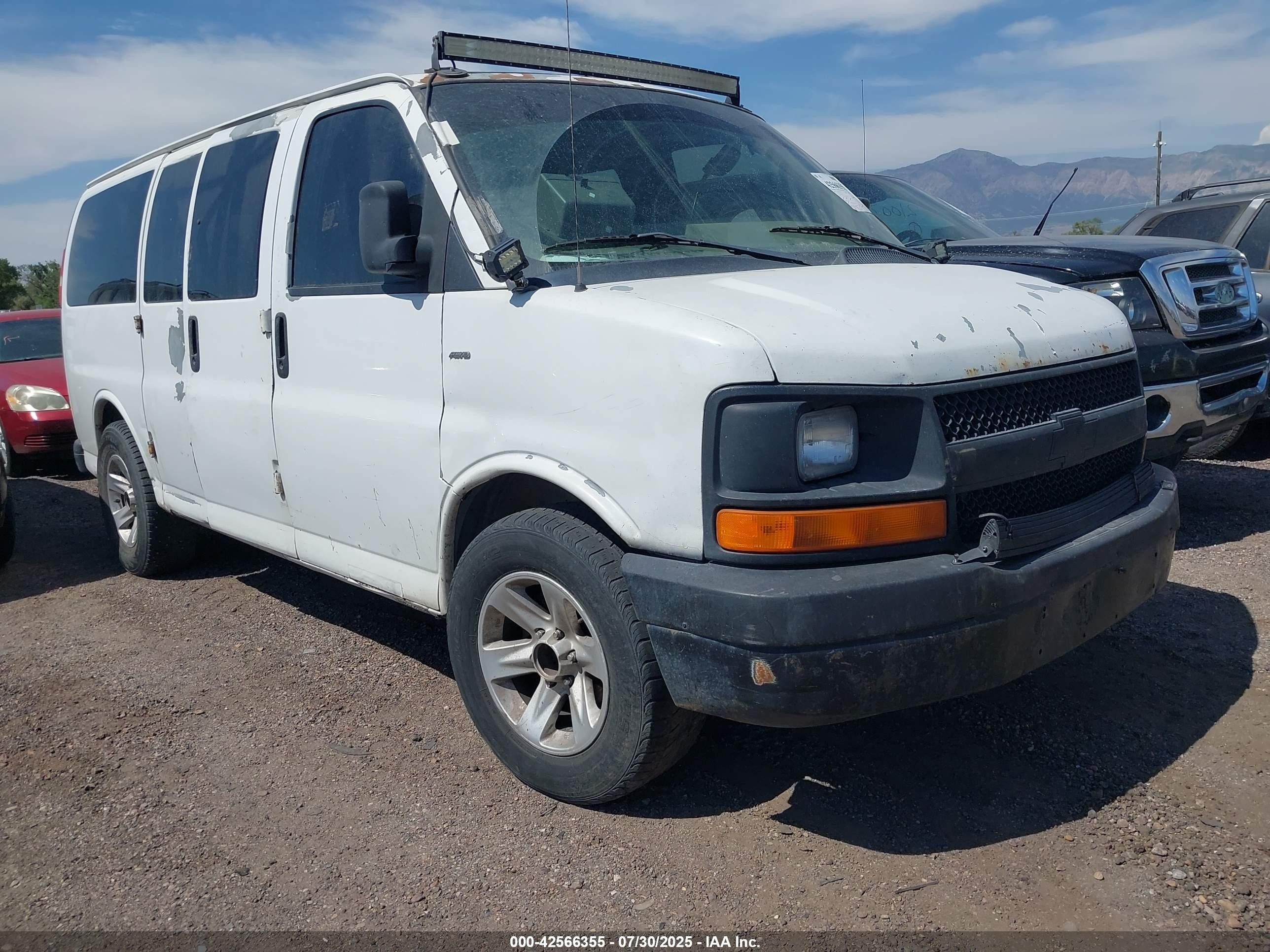 2006 Chevrolet City Express Cargo, VIN 1GNFH15T261166557 — Side