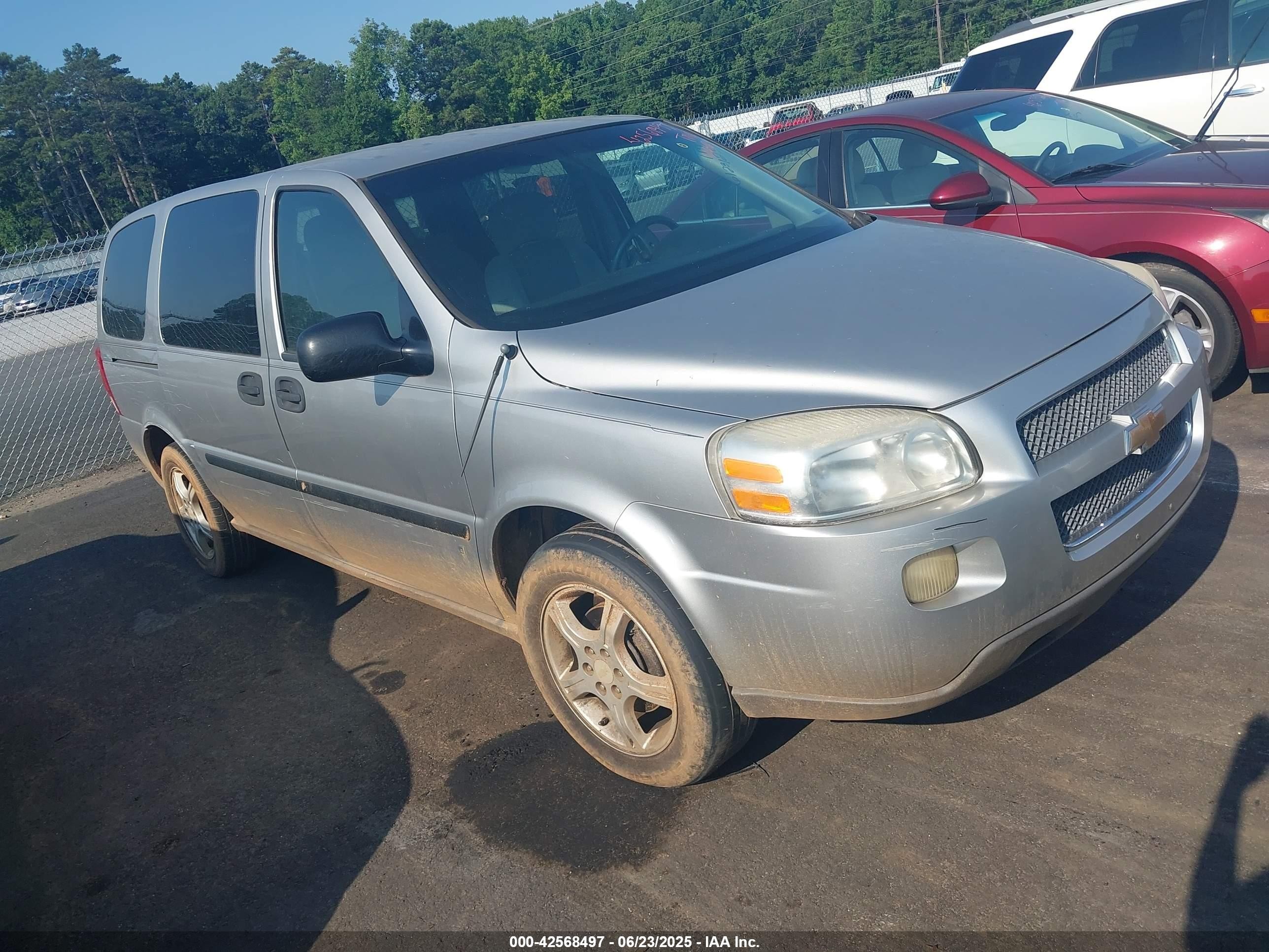 2008 Chevrolet Uplander LS, VIN 1GNDV23138D187717 — Front end