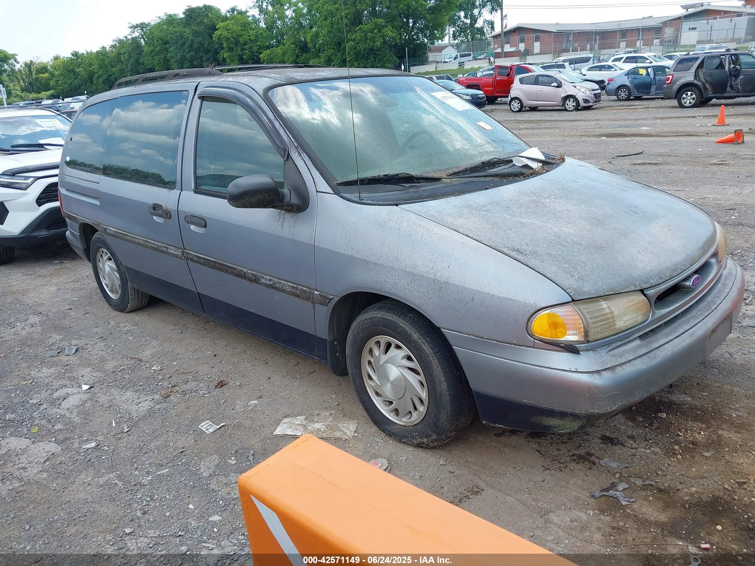 1995 Ford Windstar GL, VIN 2FMDA5147SBA79922 — Normal wear