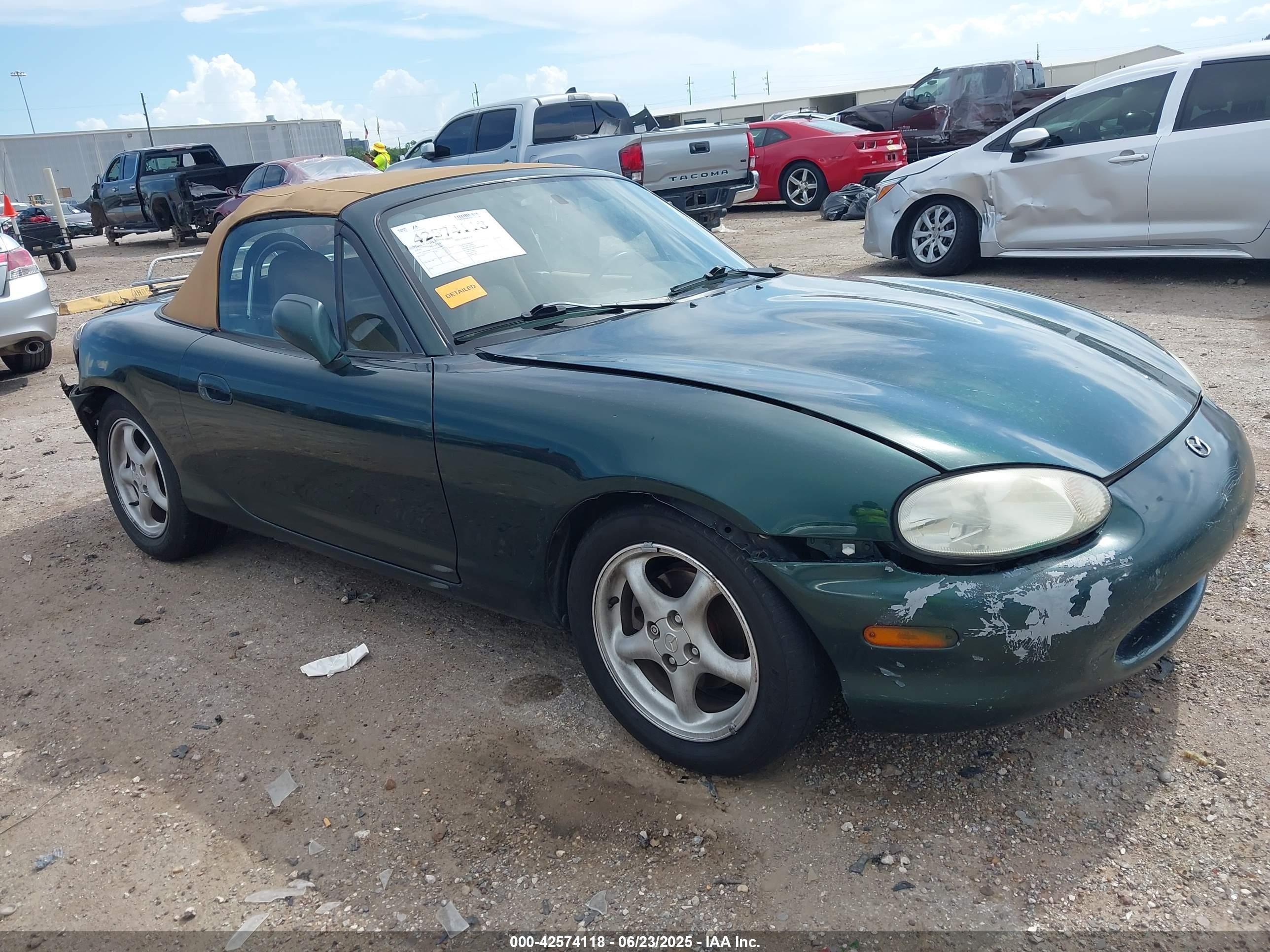 1999 Mazda MX-5 Miata, VIN JM1NB3537X0104581 — Rear end