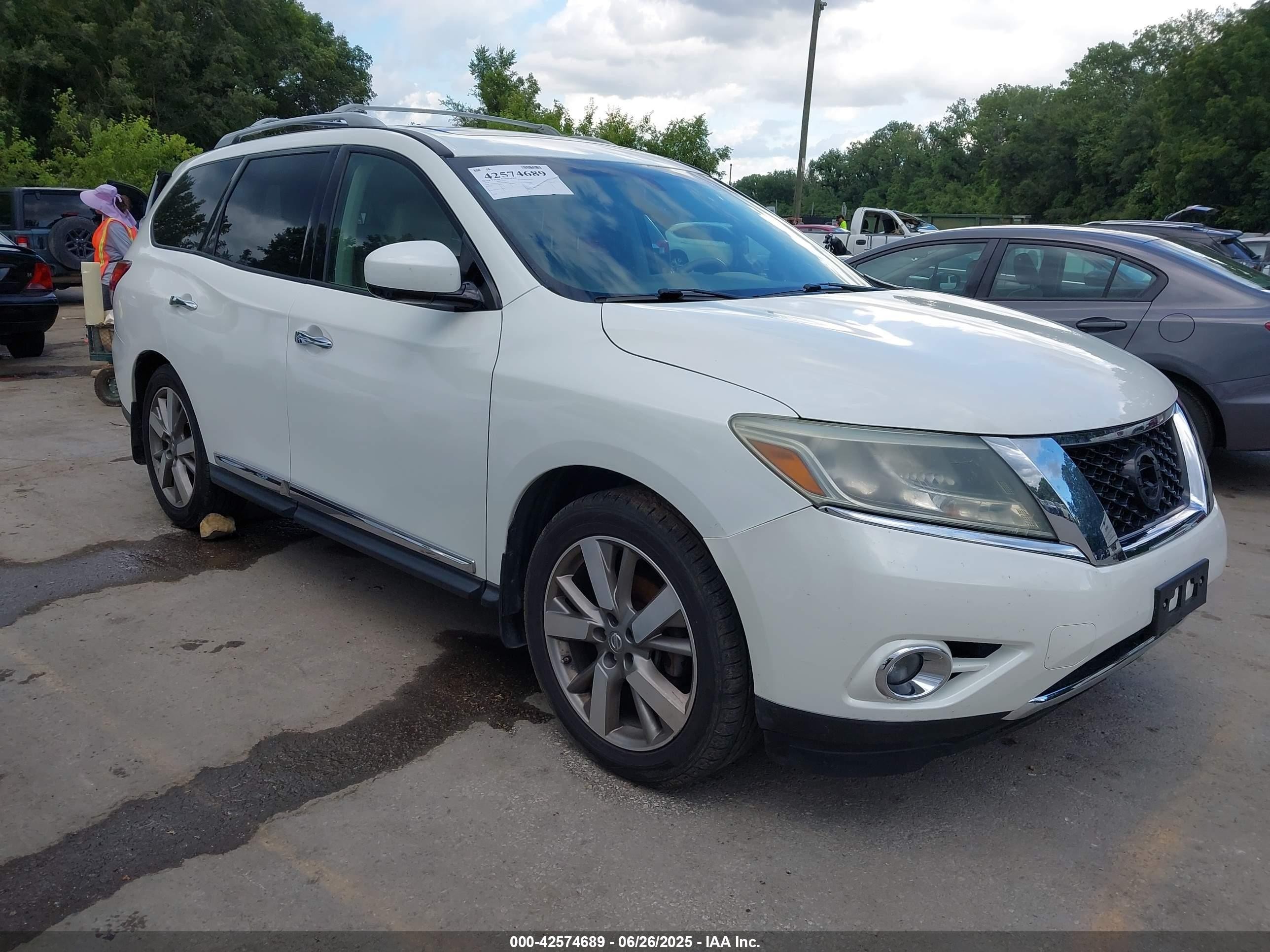 2014 Nissan Pathfinder SL, VIN 5N1AR2MM7EC688499 — Бок