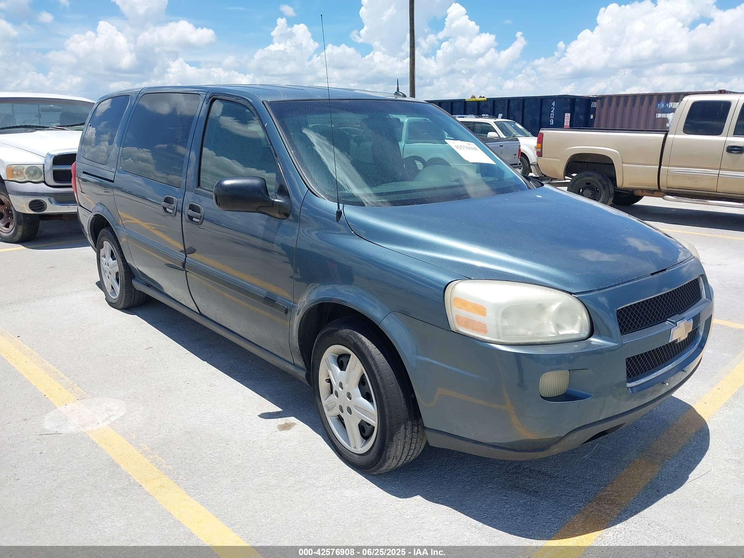 2005 Chevrolet Uplander, VIN 1GNDV03L55D184271 — Front end