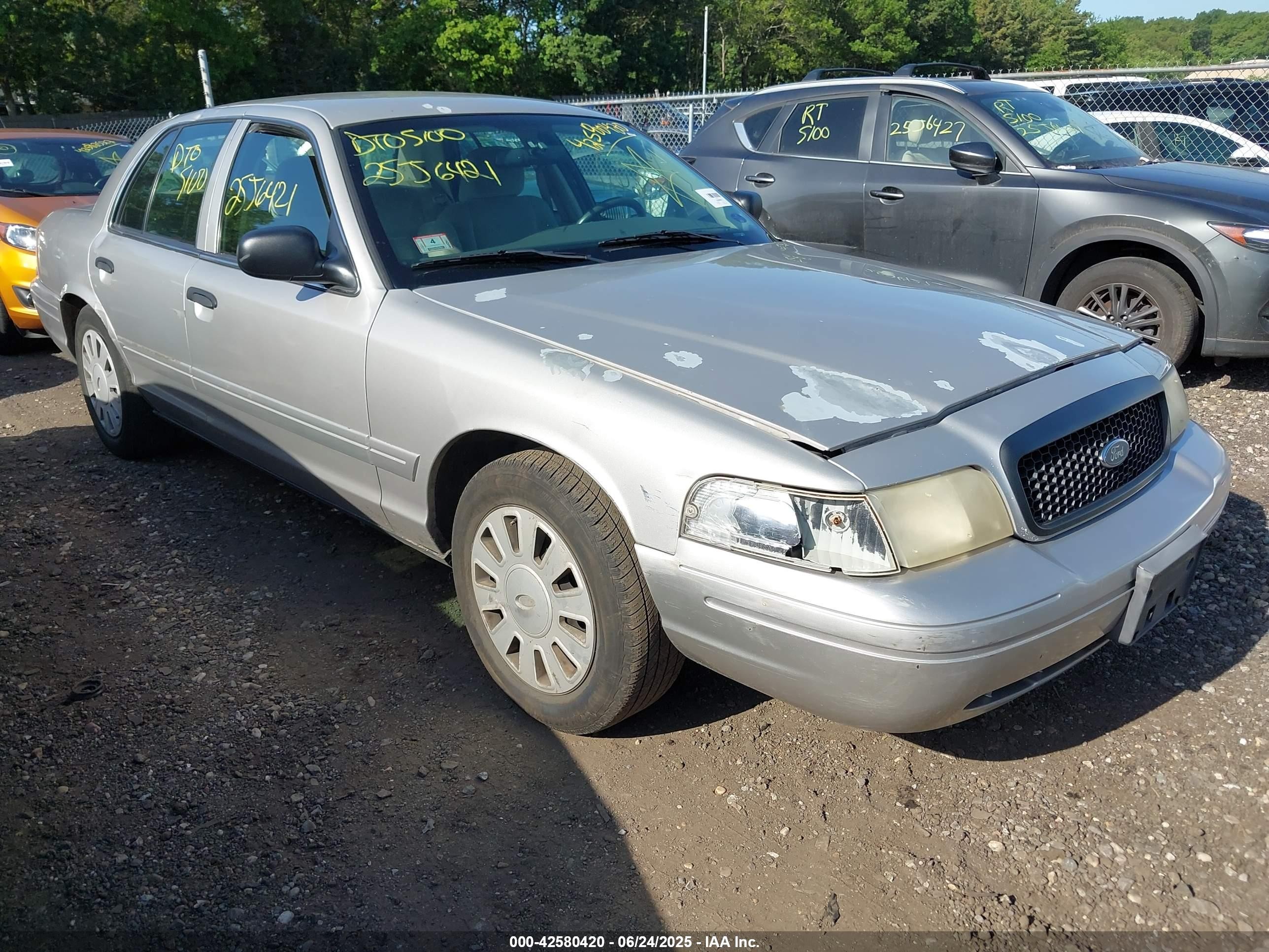 2008 Ford Crown Victoria Standard, VIN 2FAFP73V88X154724 — Front end