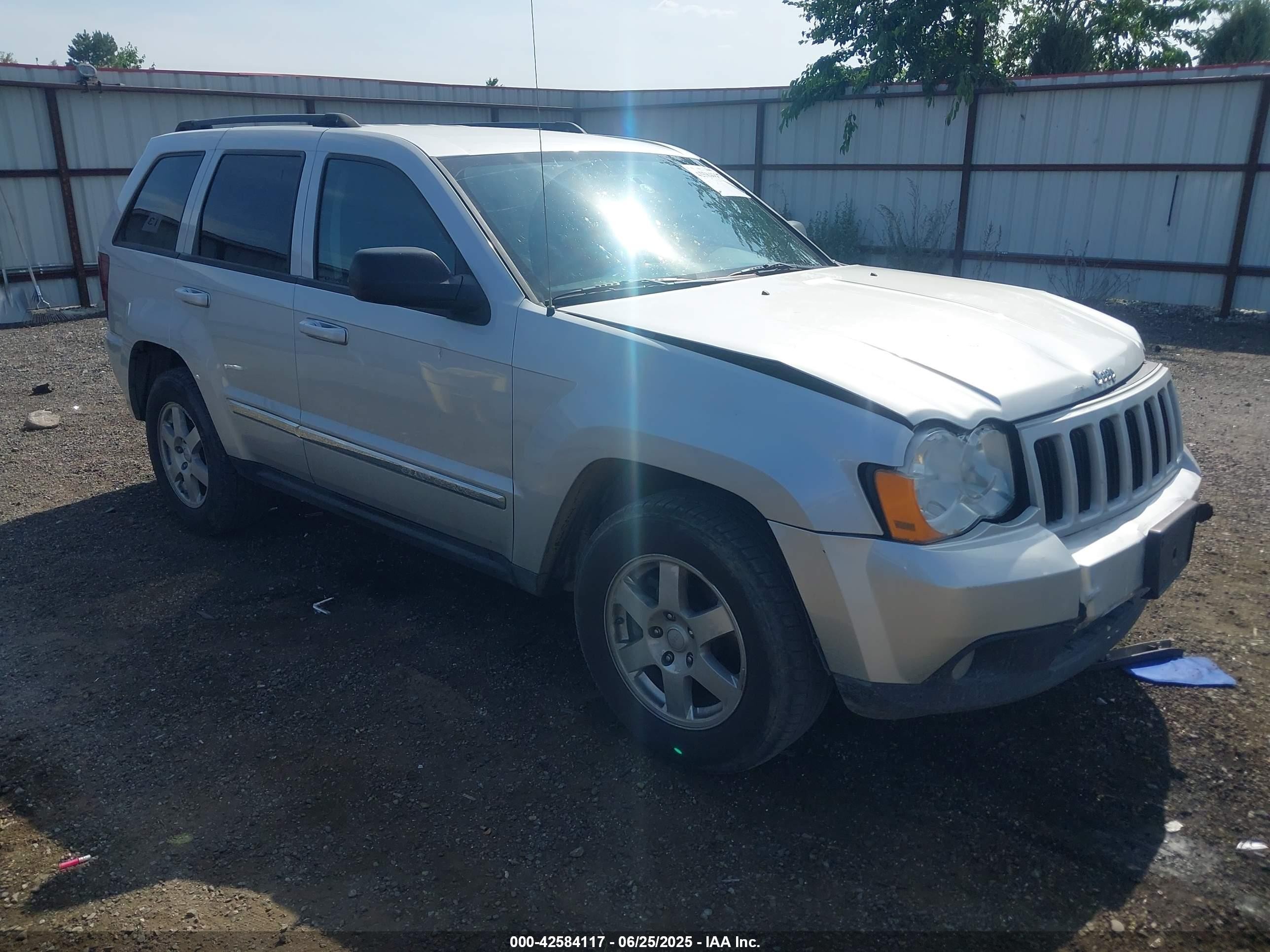 2010 Jeep Grand Cherokee Laredo, VIN 1J4PR4GK0AC135881 — Front end