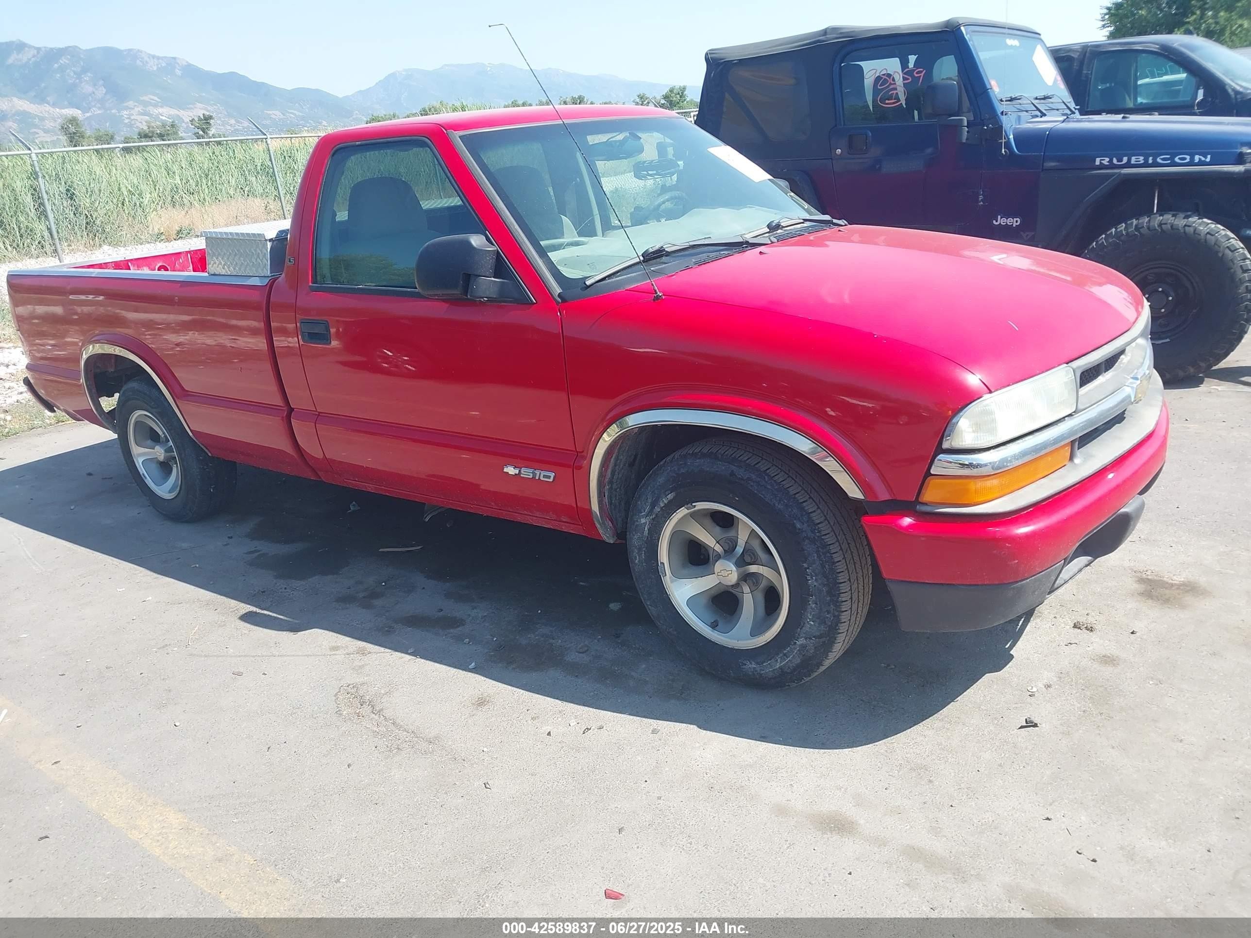 2003 Chevrolet S-10 LS, VIN 1GCCS14H538267234 — Front end