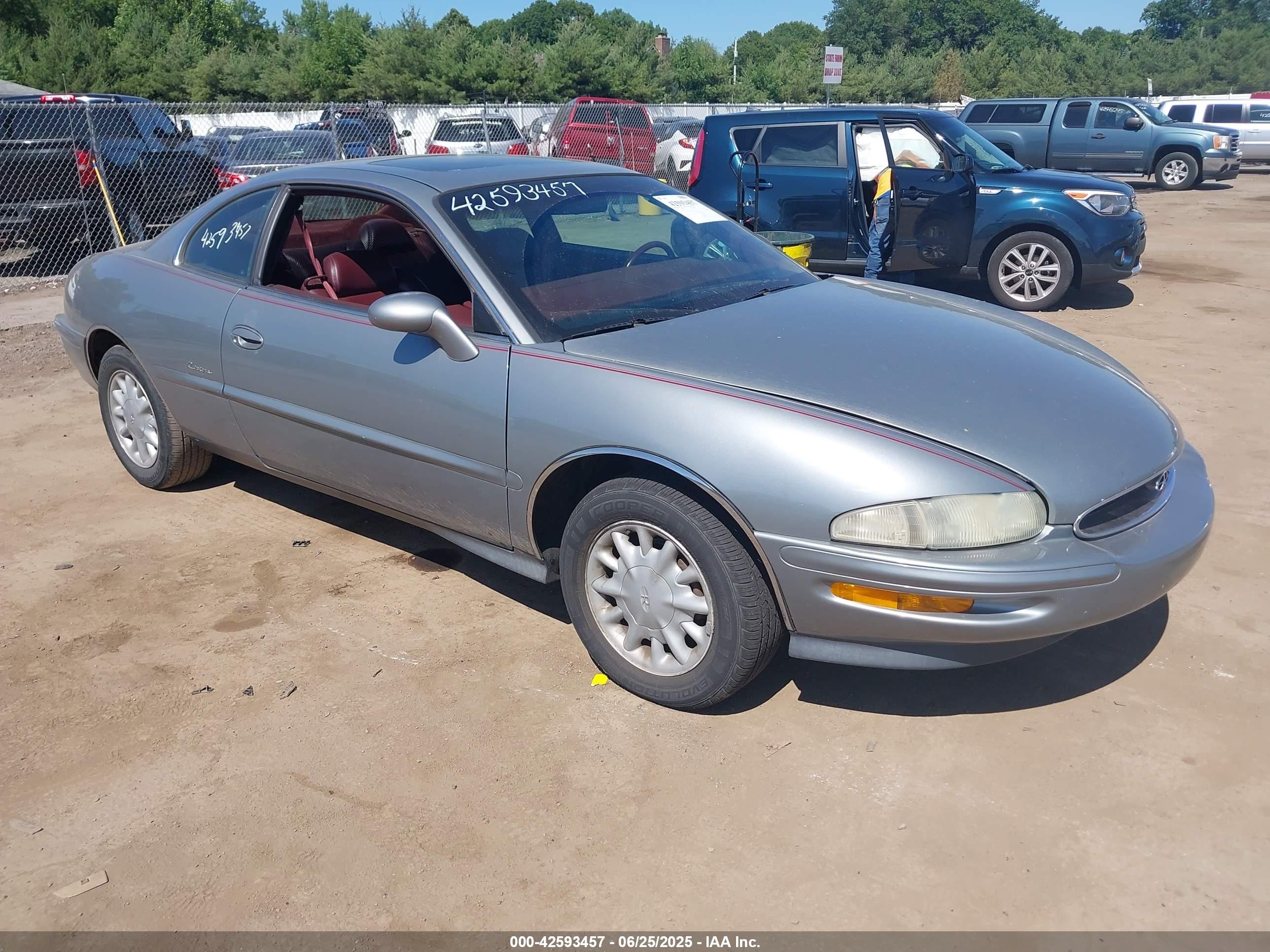 1995 Buick Riviera, VIN 1G4GD2219S4731392 — Side