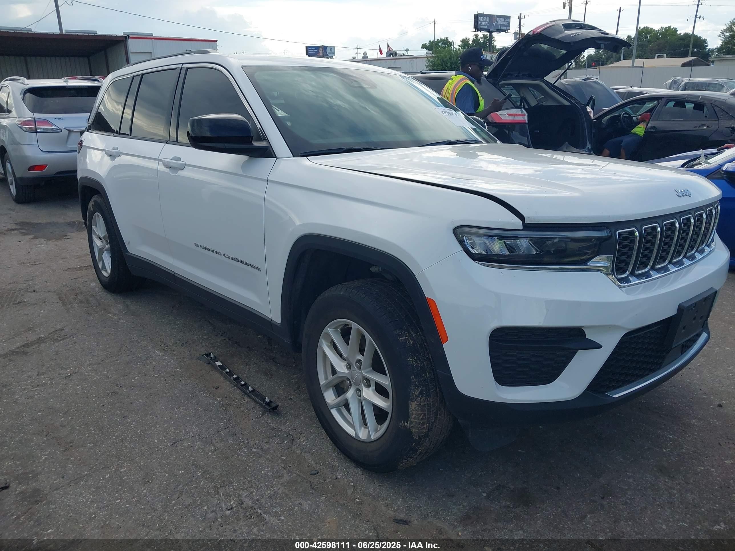 2023 Jeep Grand Cherokee Altitude, VIN 1C4RJHAG4PC561082 — Rear end