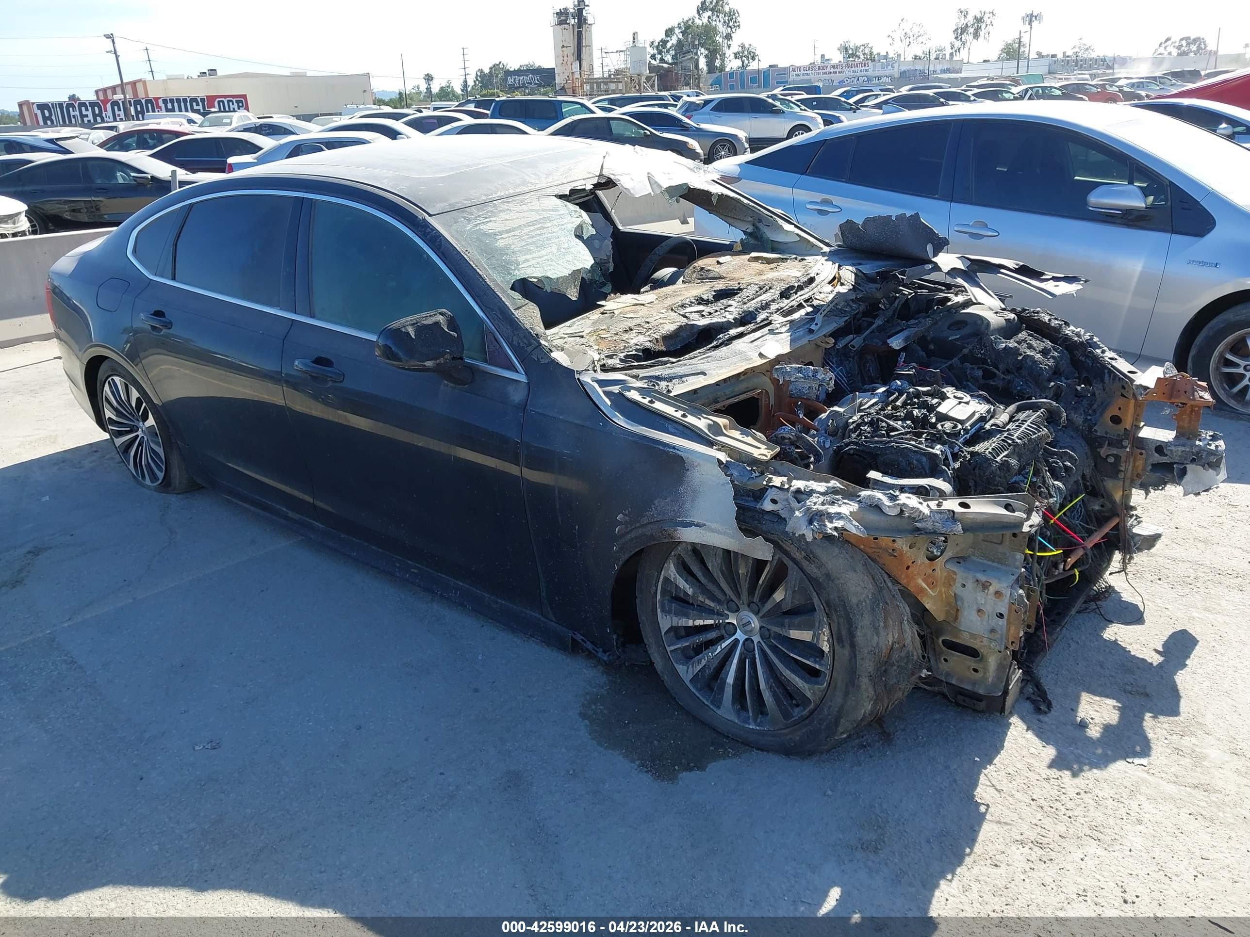 2022 Volvo S90 Momentum, VIN LVY062MK6NP261551 — Engine fire