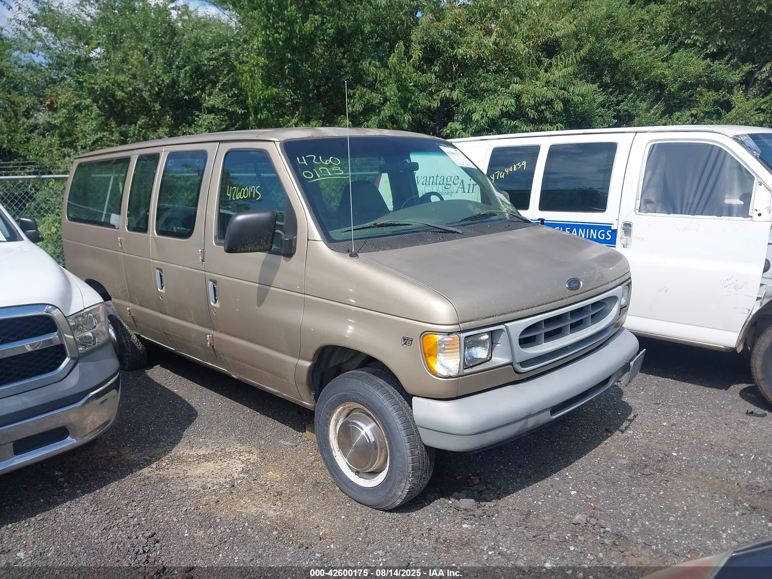 2000 Ford E-350, VIN 1FMNE31LXYHA34196 — Front end