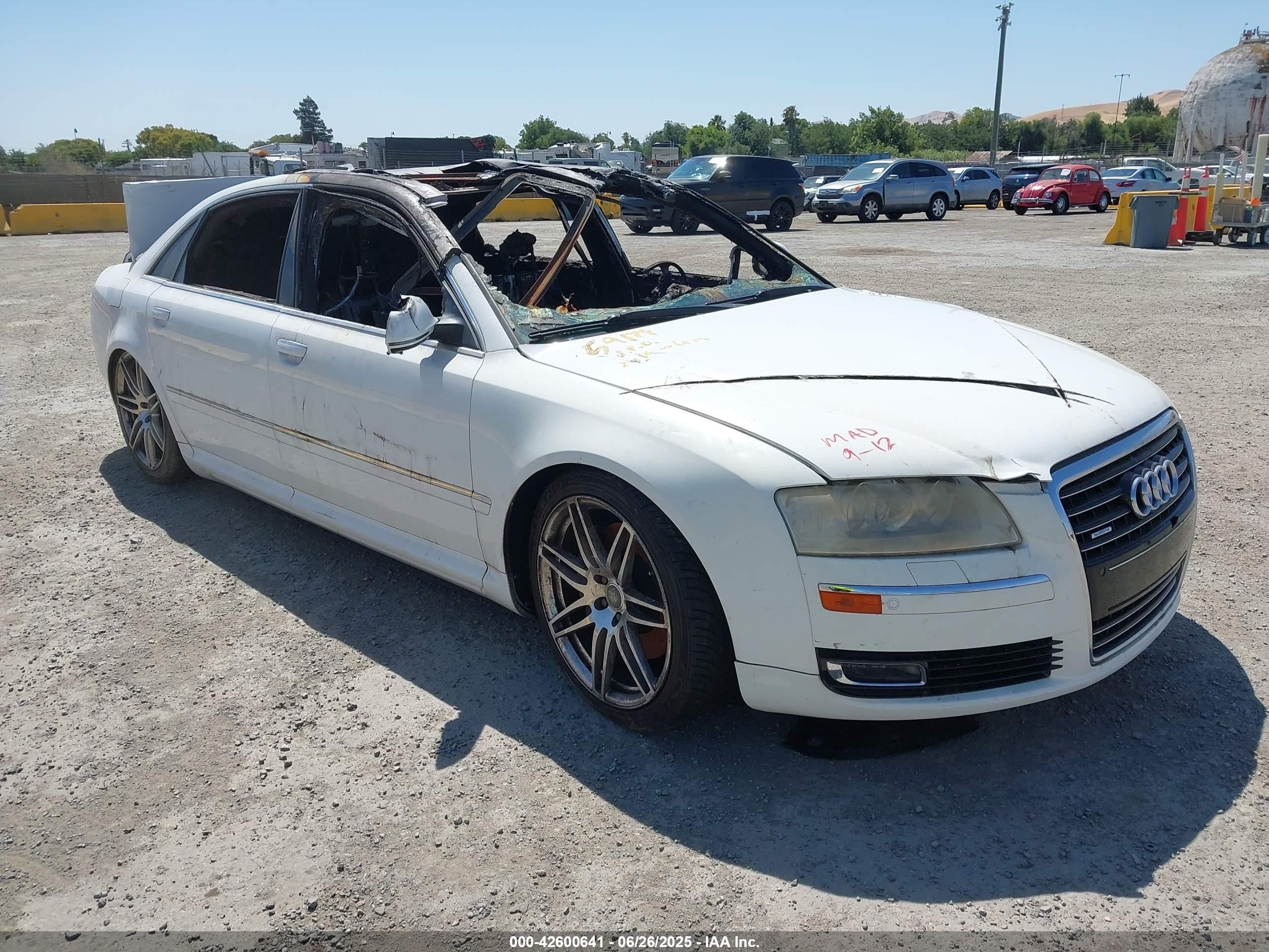 2009 Audi A8 4.2L, VIN WAUMV94E19N005069 — Пожар в салоне