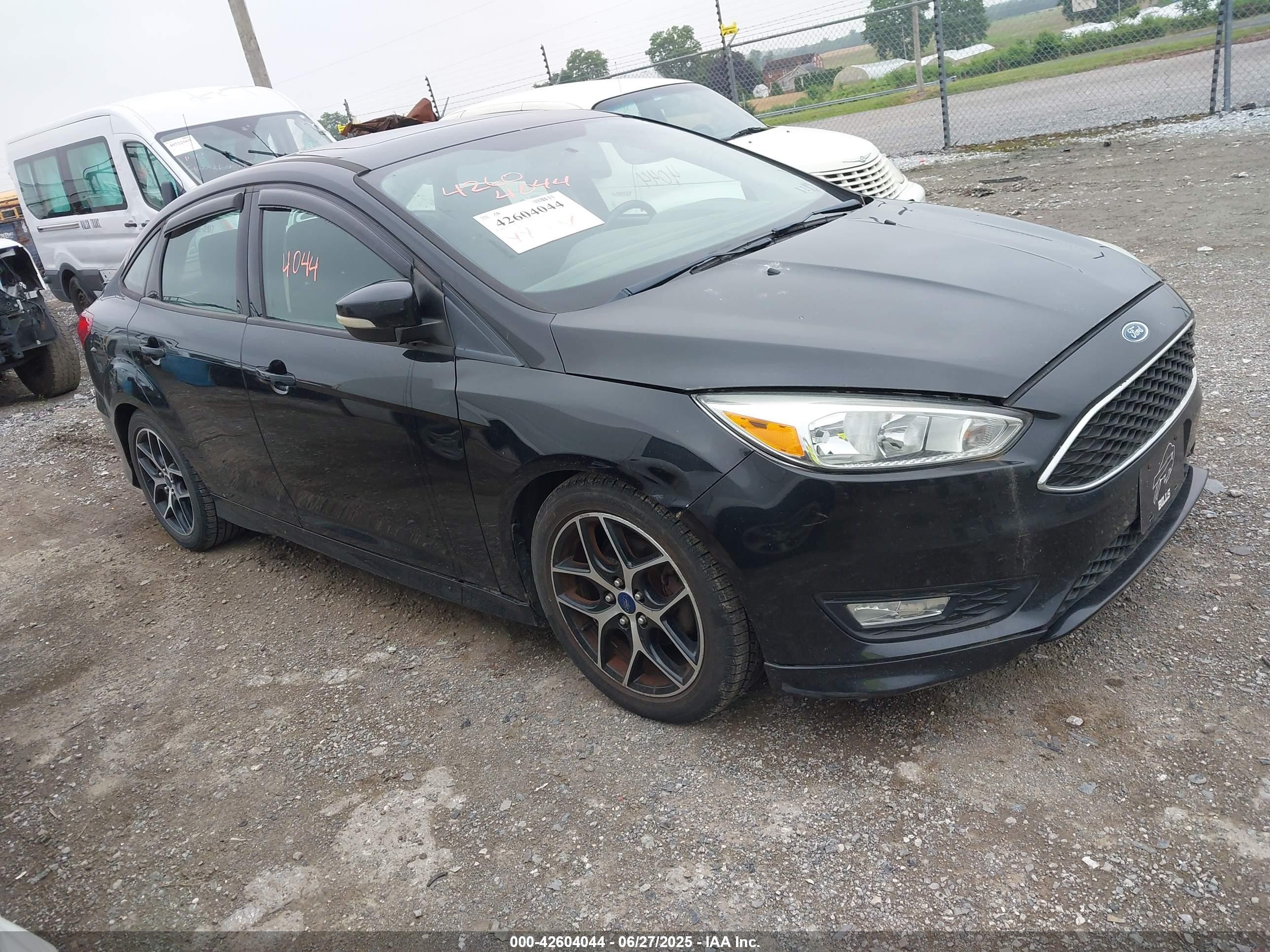 2015 Ford Focus SE, VIN 1FADP3F28FL247691 — Фото с аукциона