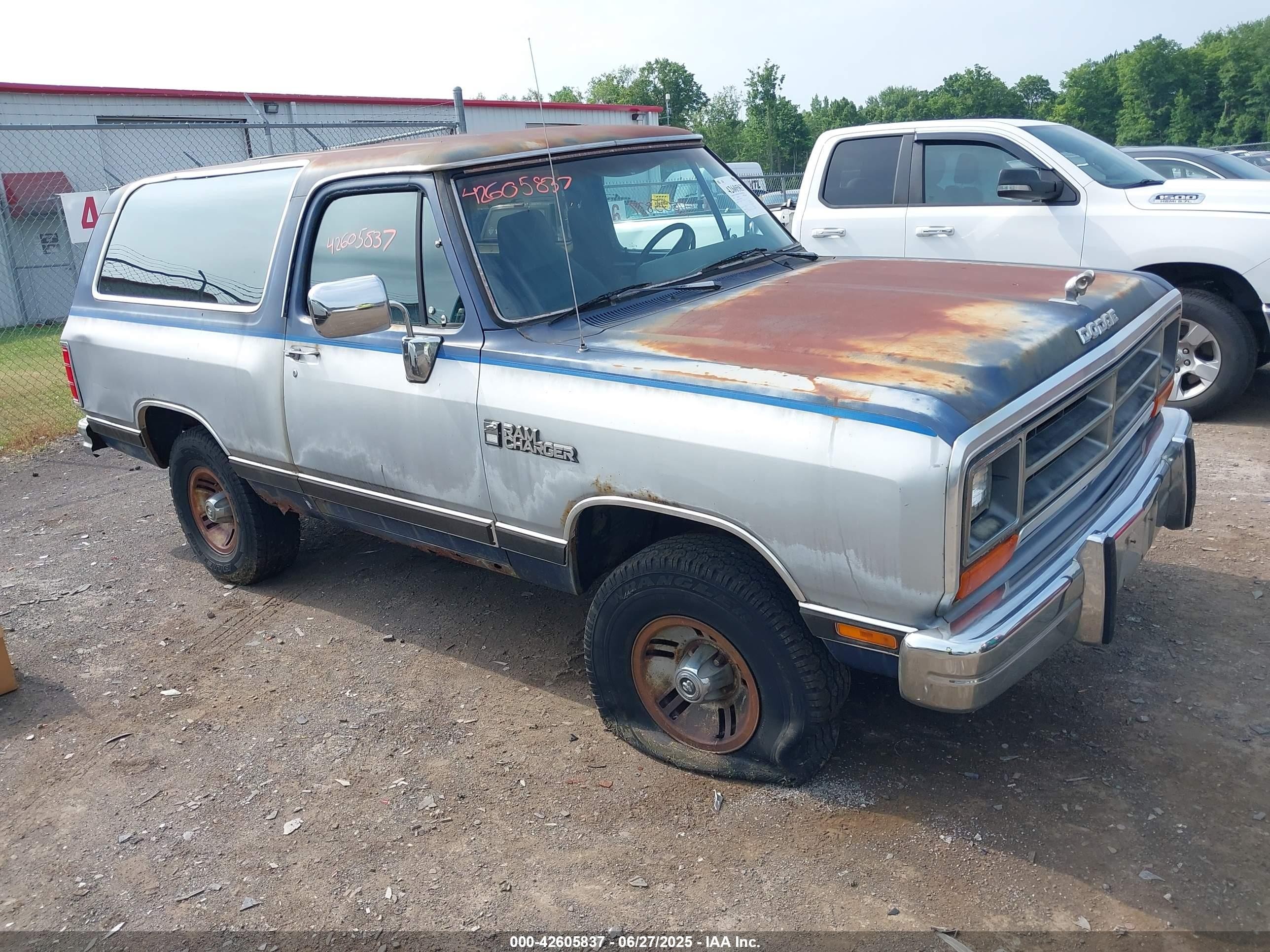 1990 Dodge Ram Charger, VIN 3B4GM17Y9LM043030 — Зад