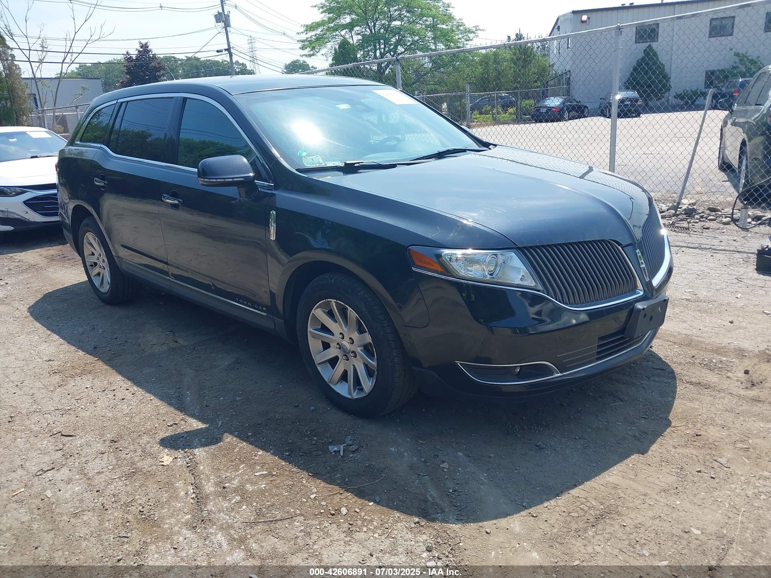 2015 Lincoln MKT, VIN 2LMHJ5NK7FBL01685 — Обычный износ