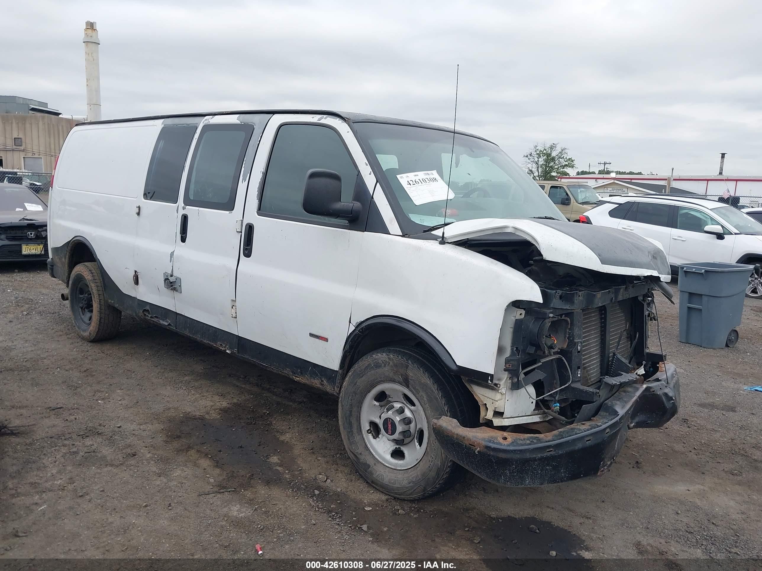 2007 GMC Savana, VIN 1GTHG392071171386 — Front end