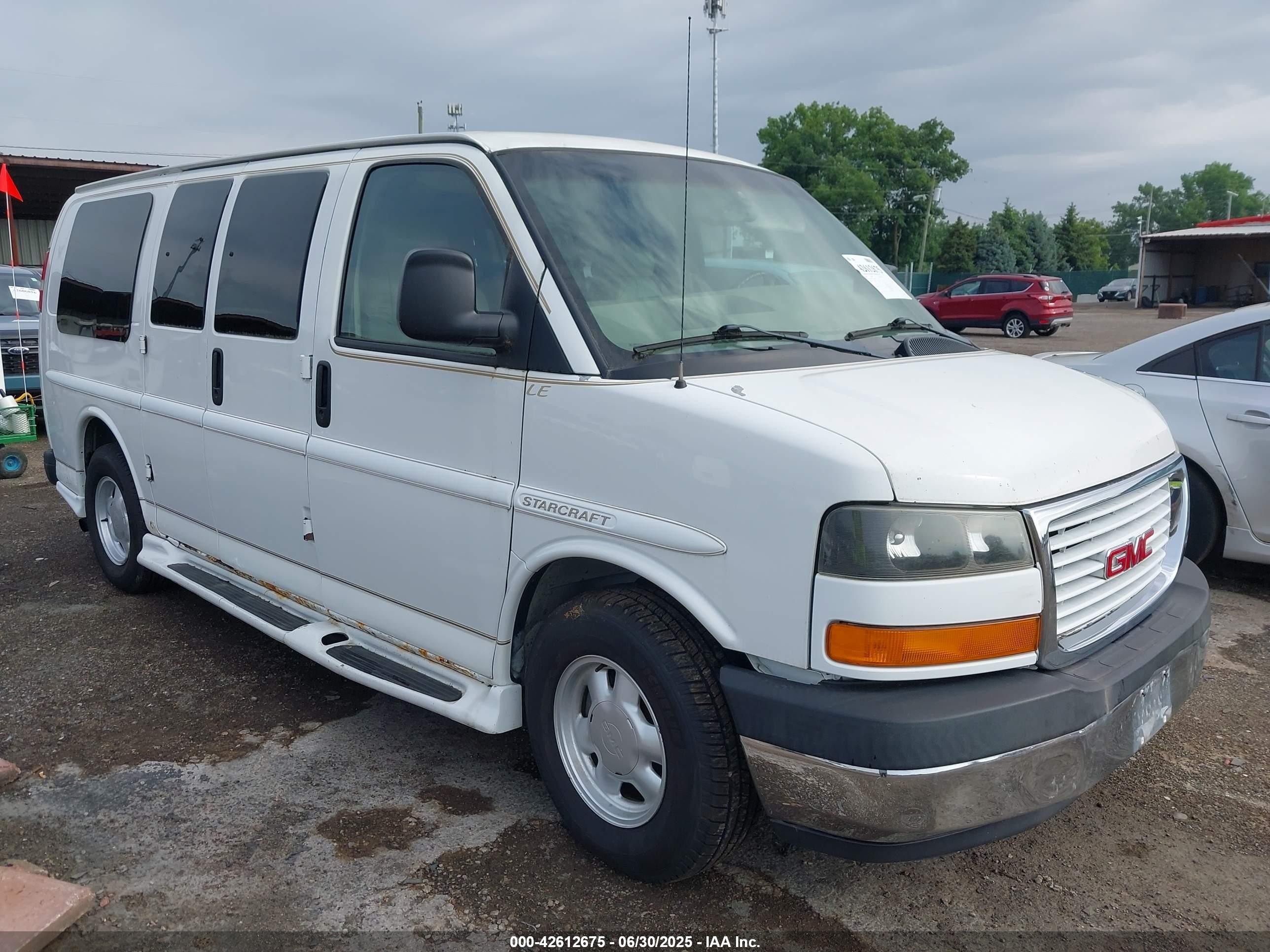 2003 GMC Savana Commercial SRW C6Y, VIN 1GDFG15T131174880 — Front end