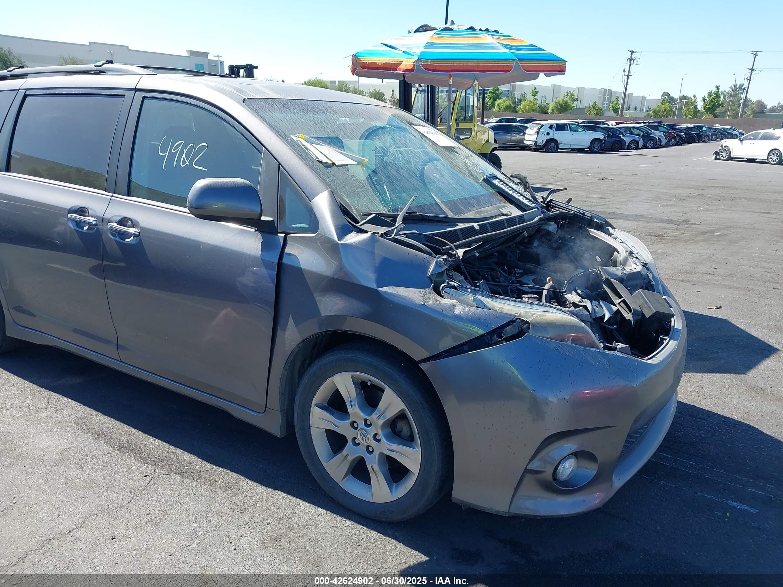 2017 Toyota Sienna SE, VIN 5TDXZ3DC3HS878945 — Front end