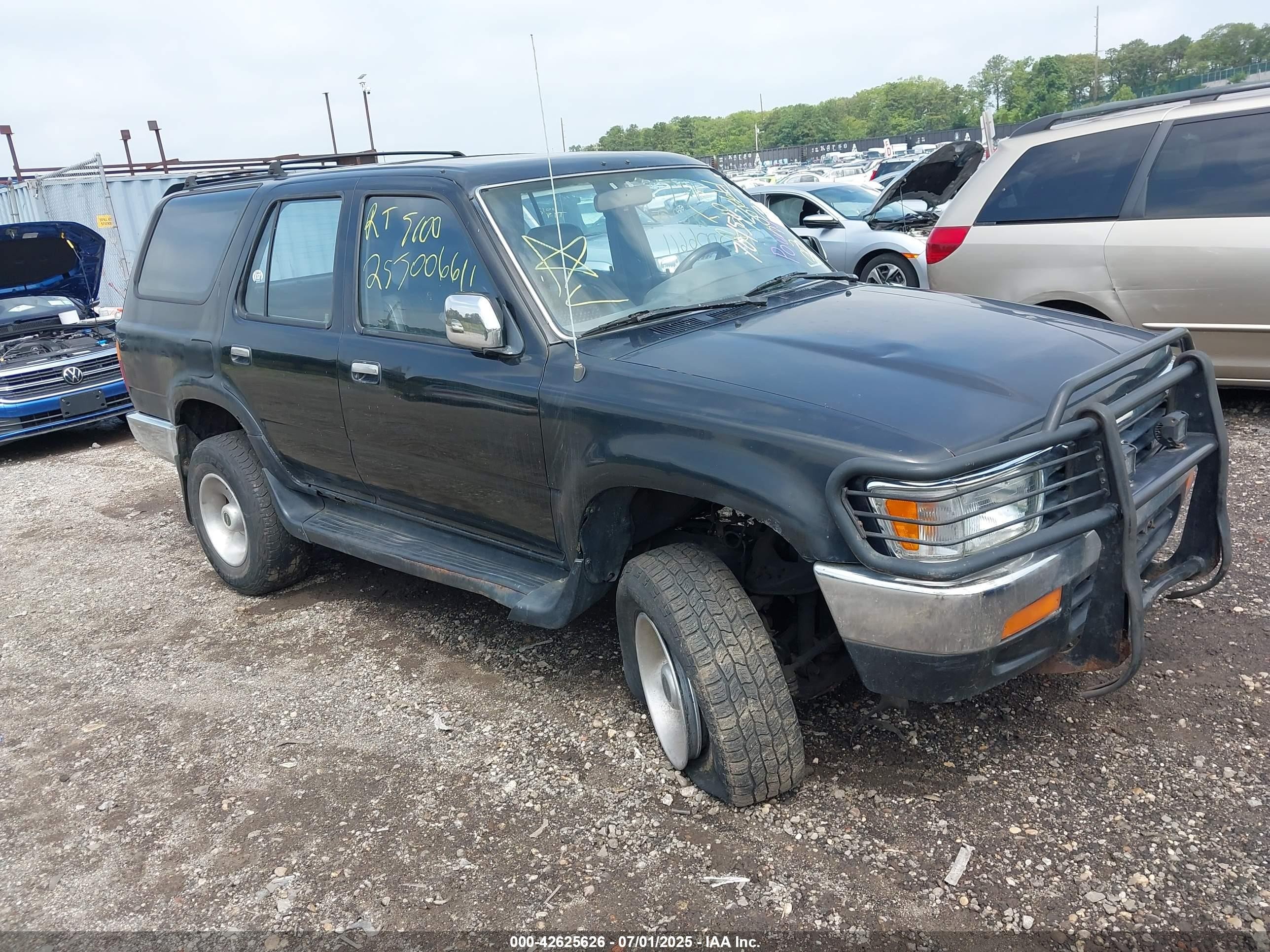 1992 Toyota 4Runner, VIN JT3VN39W4N8047576 — Front end