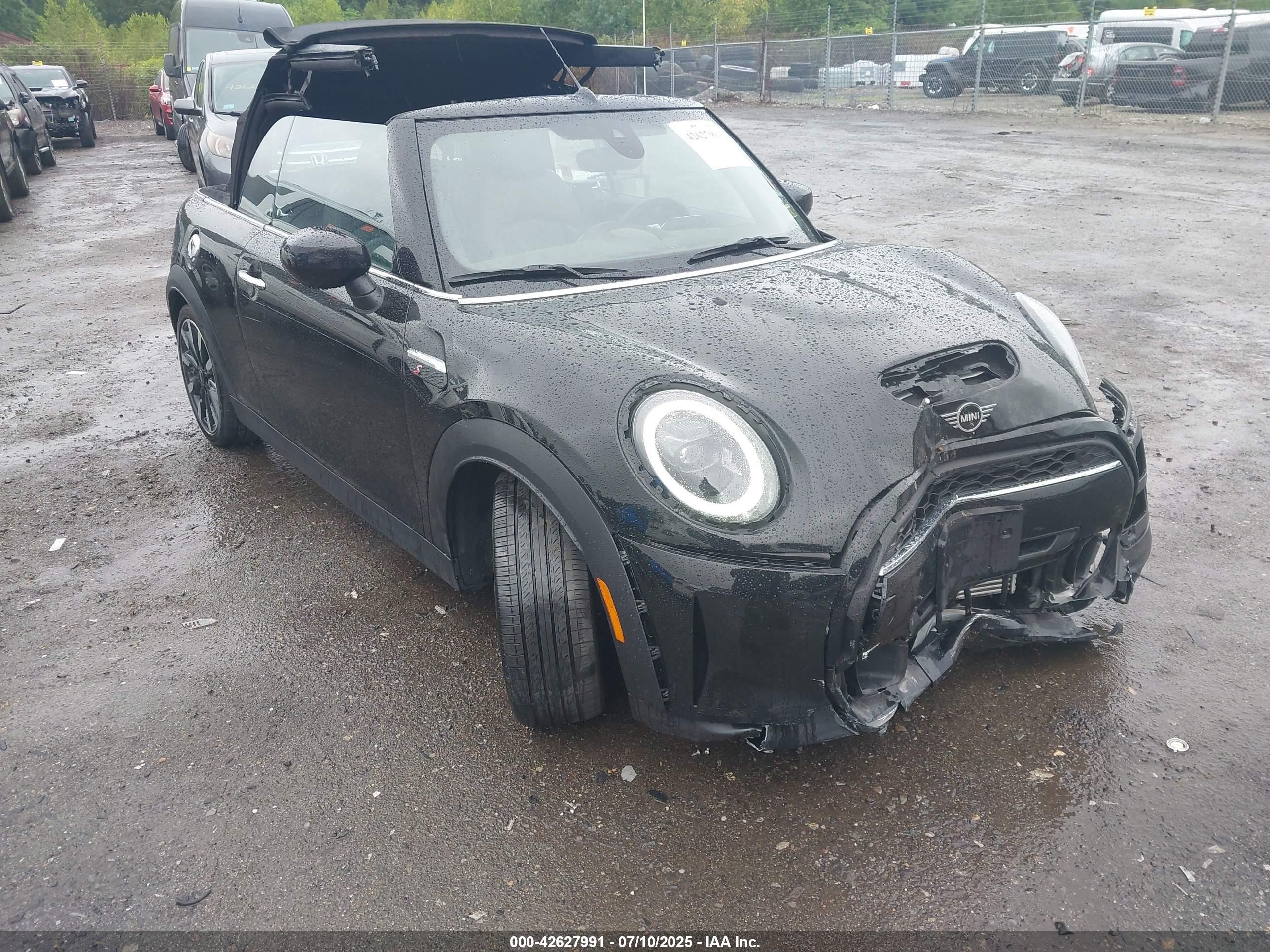 2022 MINI Convertible Cooper S, VIN WMW43DL01N3N88473 — Перед
