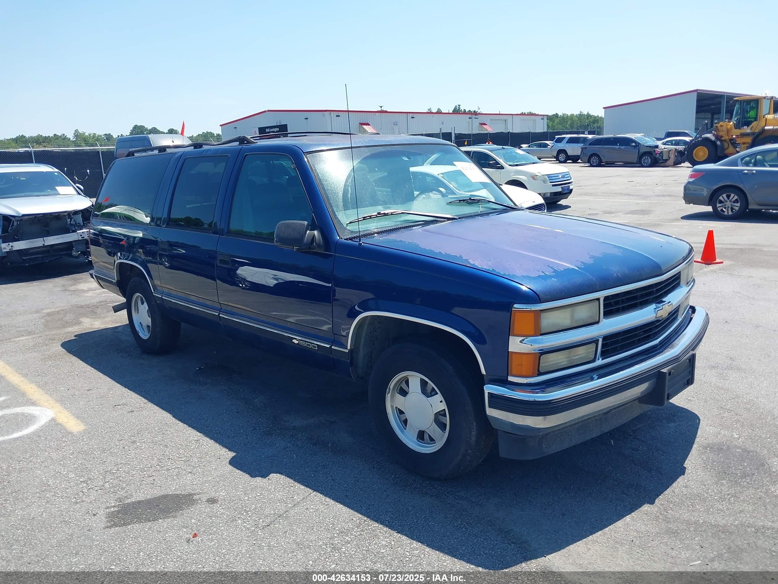 1997 Chevrolet Suburban, VIN 3GNEC16R8VG111155 — Side
