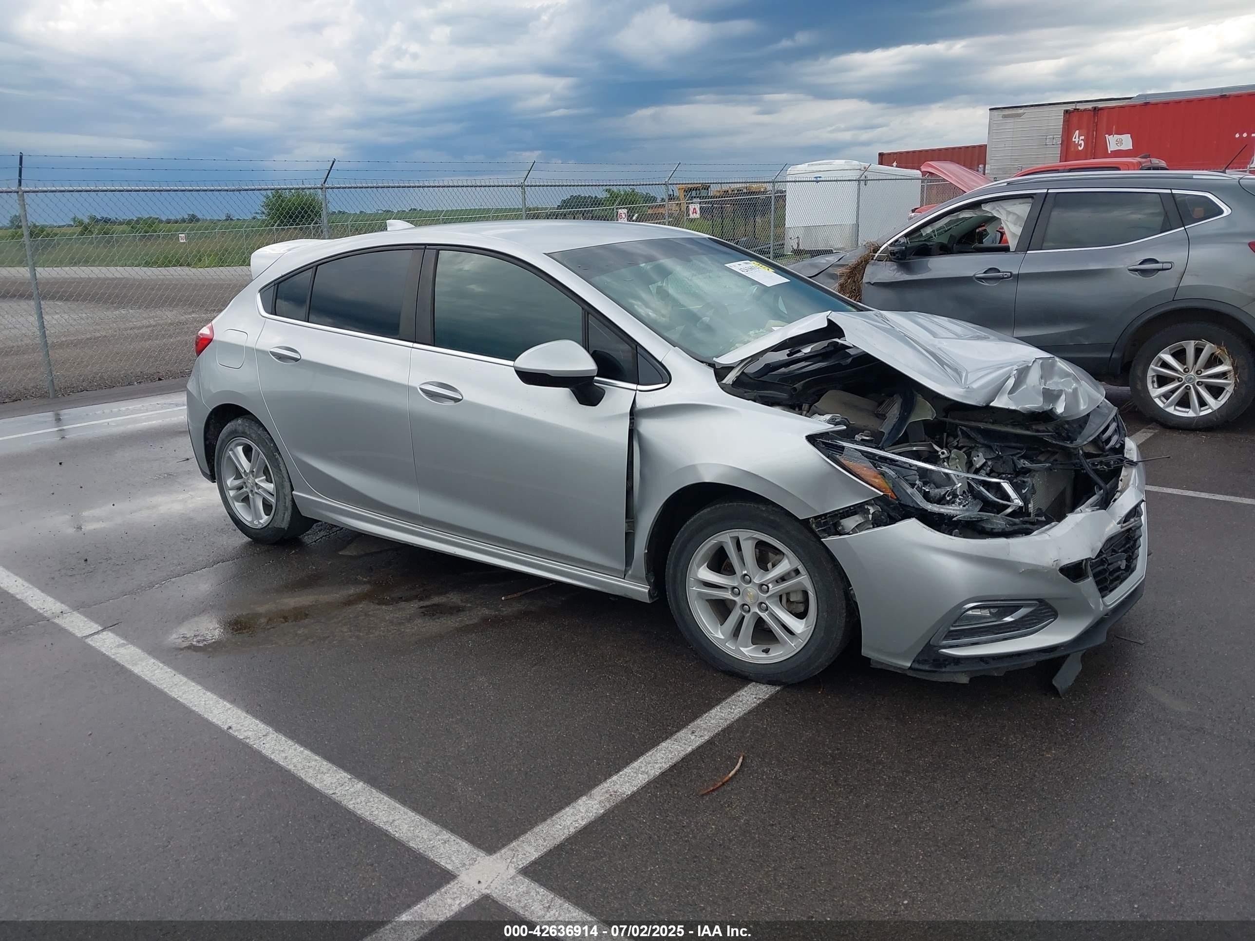 2018 Chevrolet Cruze LT, VIN 3G1BE6SM3JS649338 — Перед