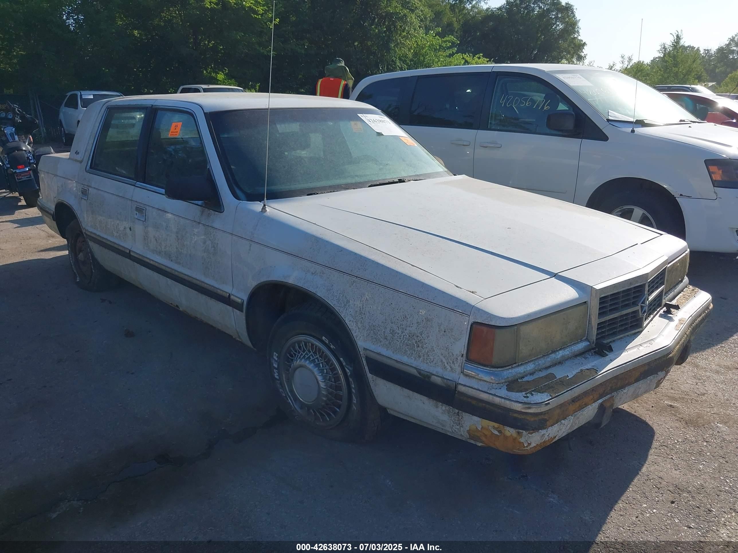 1992 Dodge Dynasty LE, VIN 1B3XC56R1ND859009 — Front end