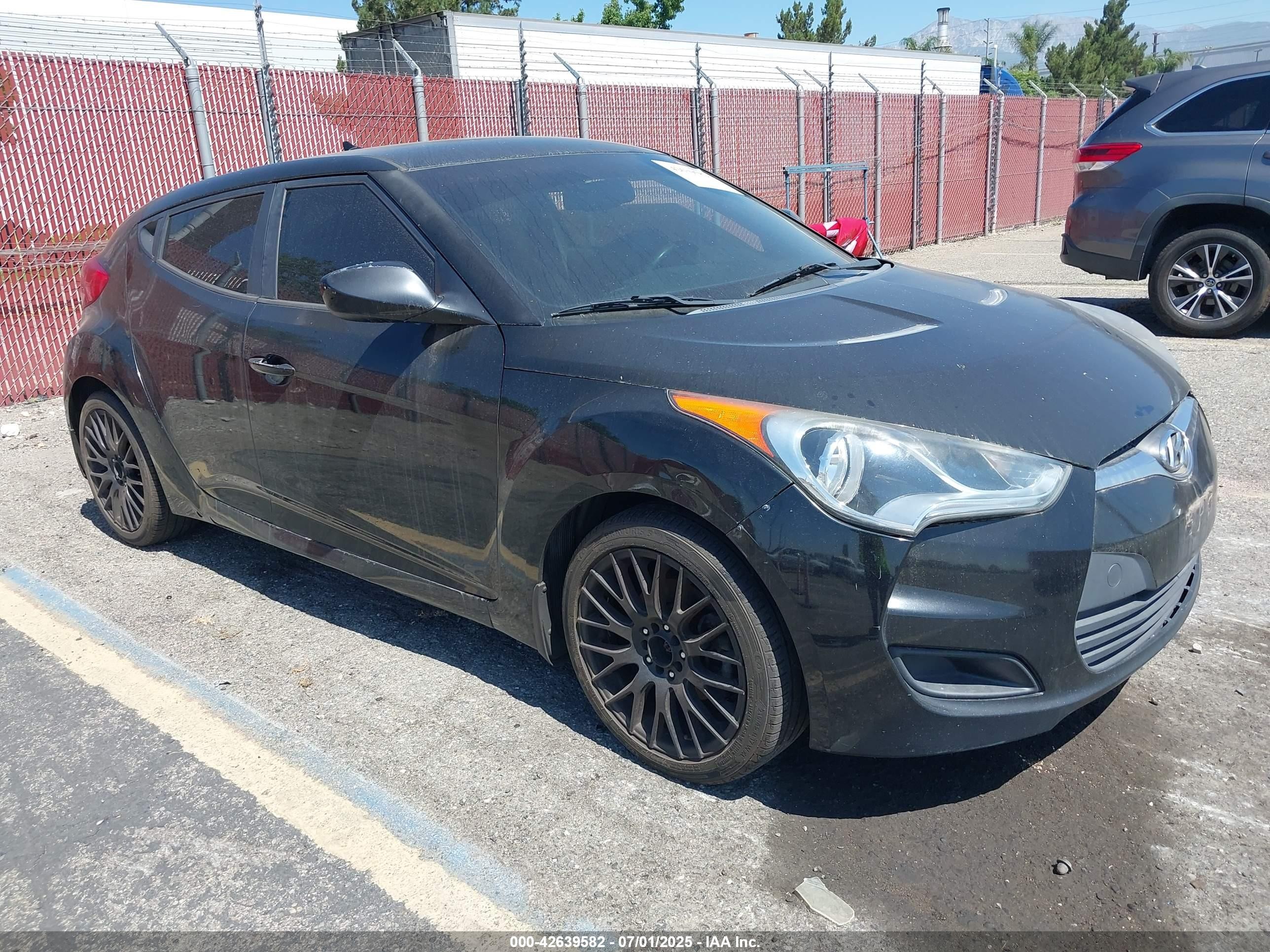 2013 Hyundai Veloster w/Black Int, VIN KMHTC6AD4DU151409 — Rear end