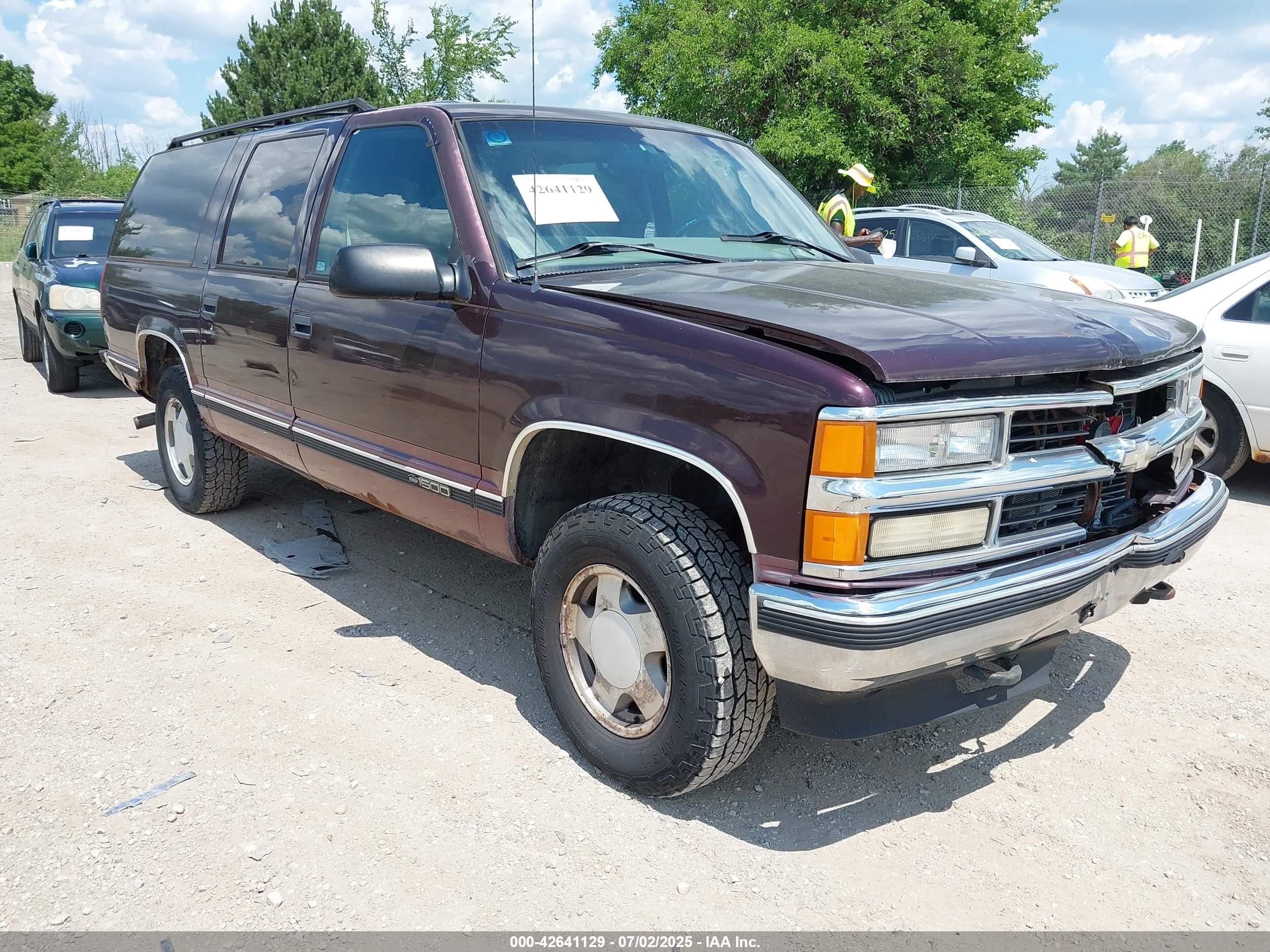 1997 Chevrolet Suburban, VIN 1GNFK16RXVJ424164 — Front end