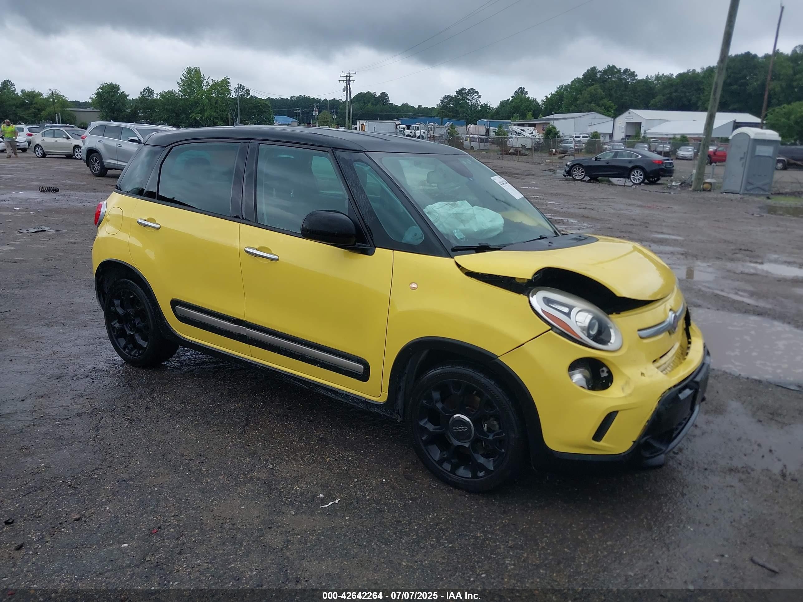 2015 FIAT 500L Urbana Trekking, VIN ZFBCFADH6FZ032797 — Front end