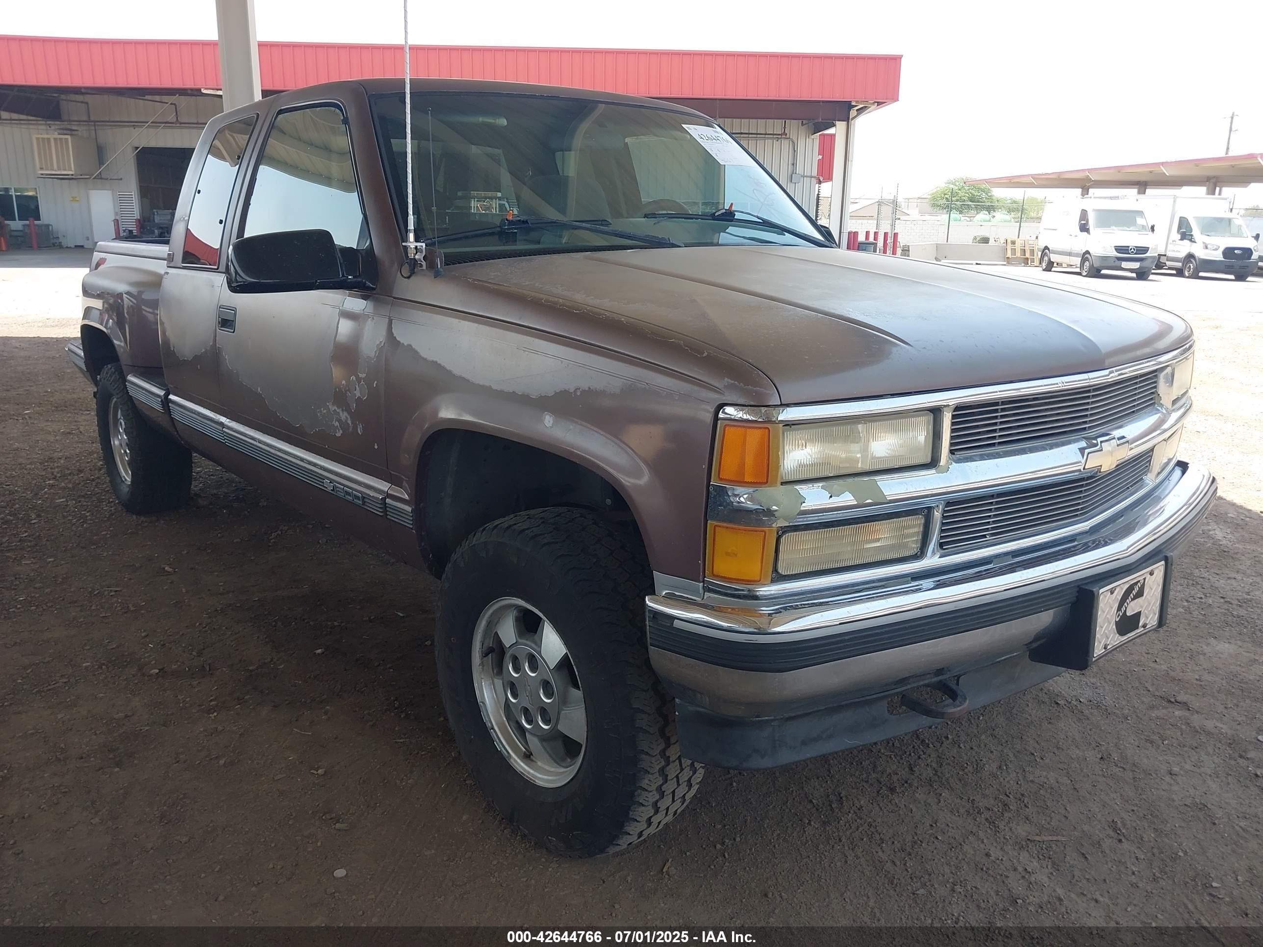 1995 Chevrolet K1500, VIN 2GBEK19K6S1227392 — Front end