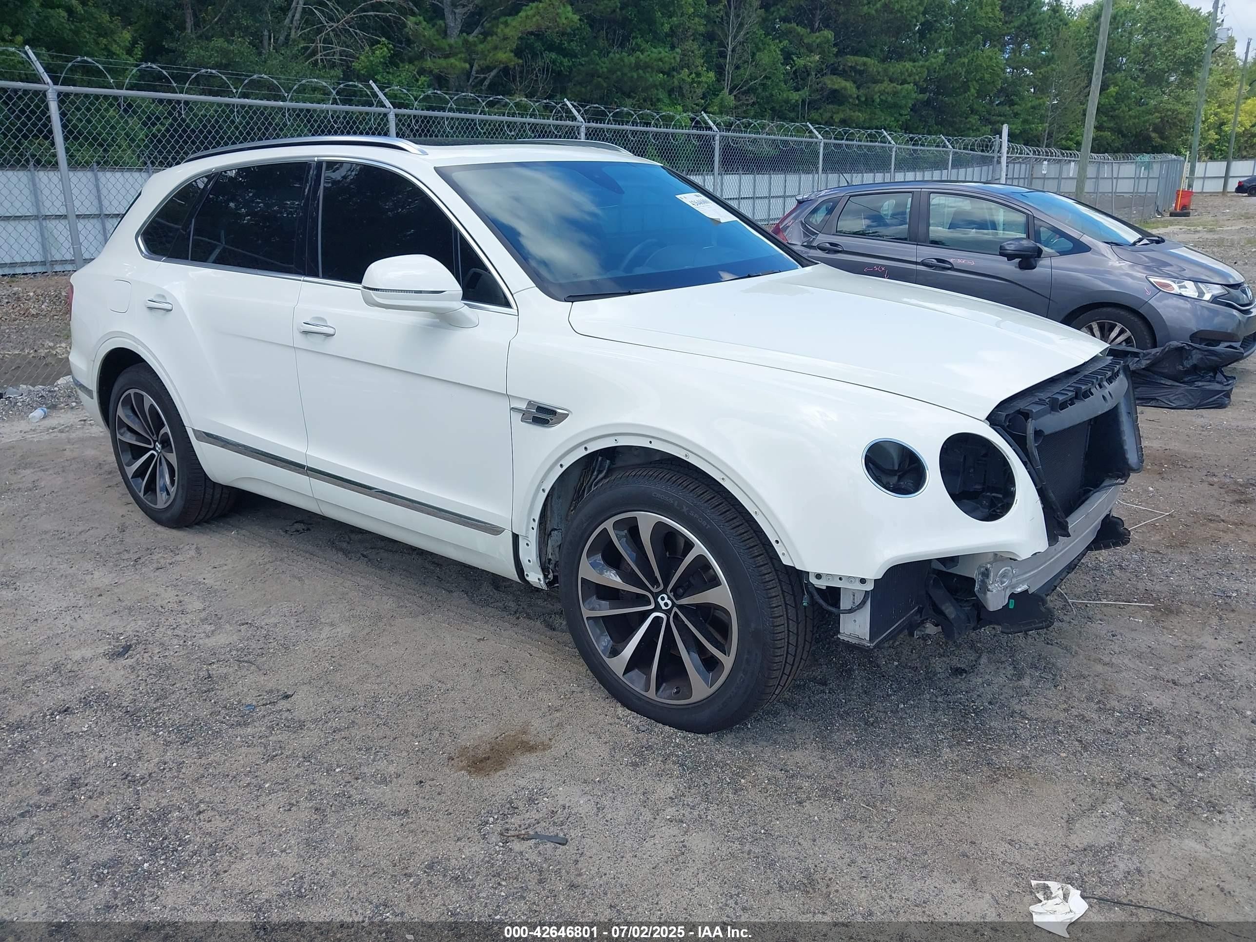 2019 Bentley Bentayga V8, VIN SJAAM2ZV8KC025346 — Front end