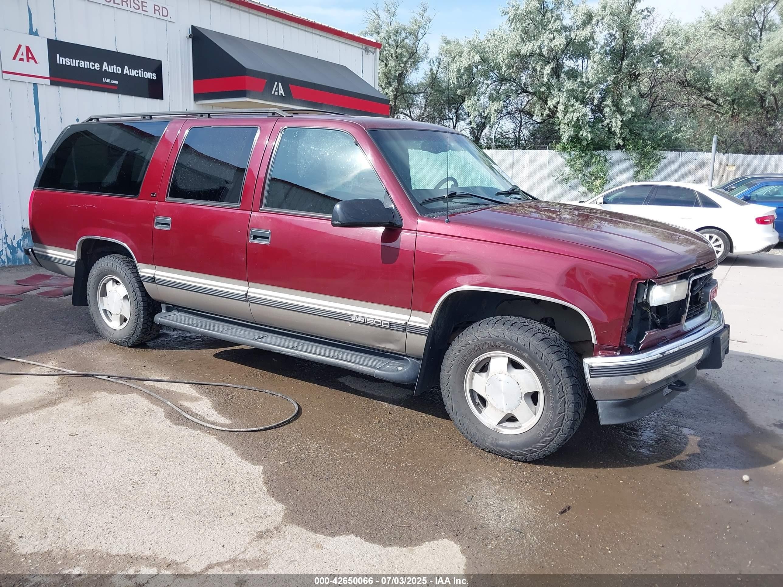 1998 GMC Suburban, VIN 1GKFK16R7WJ705773 — Front end