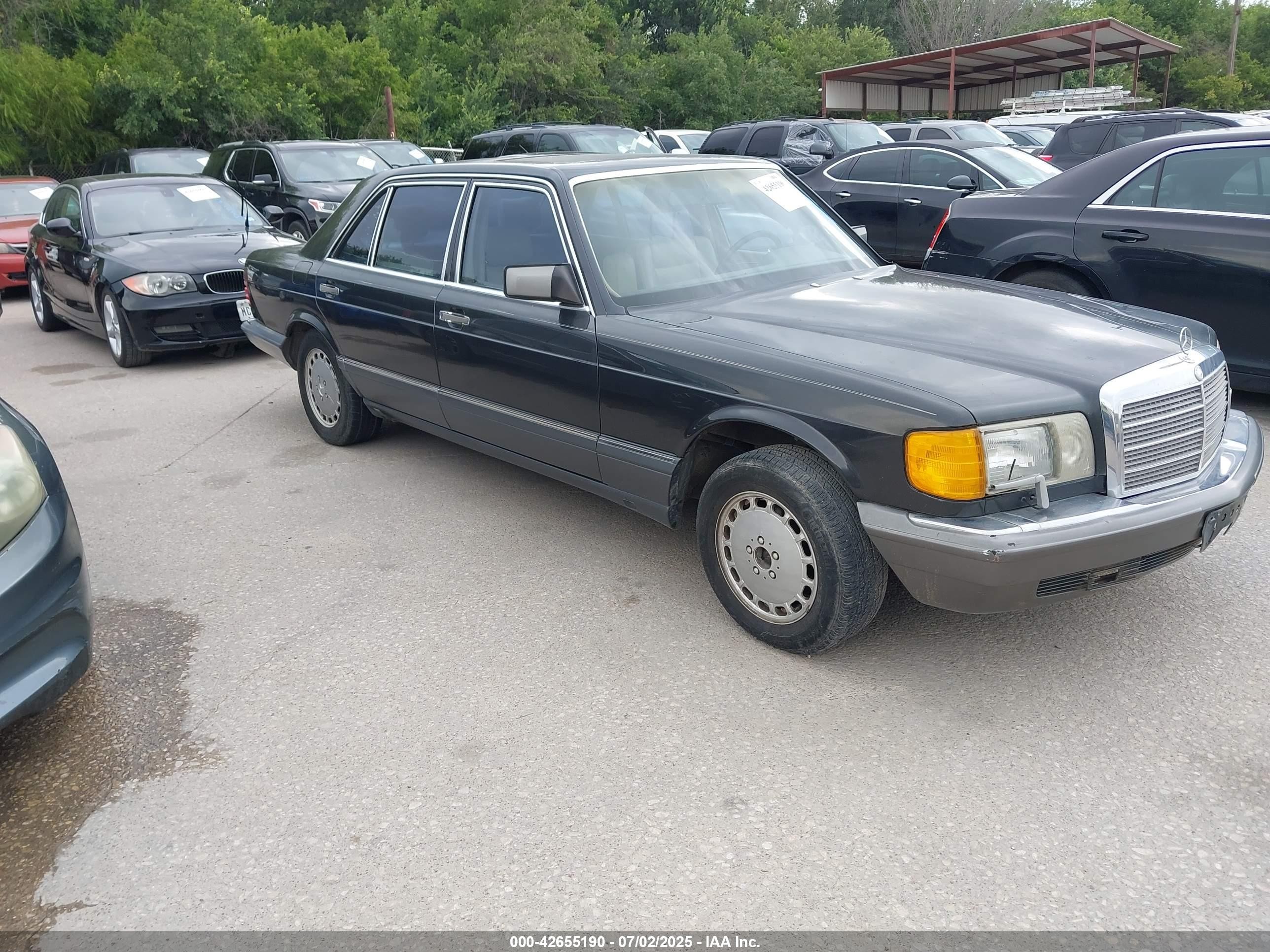 1990 Mercedes-Benz 420 SEL, VIN WDBCA35E8LA547613 — Normal wear
