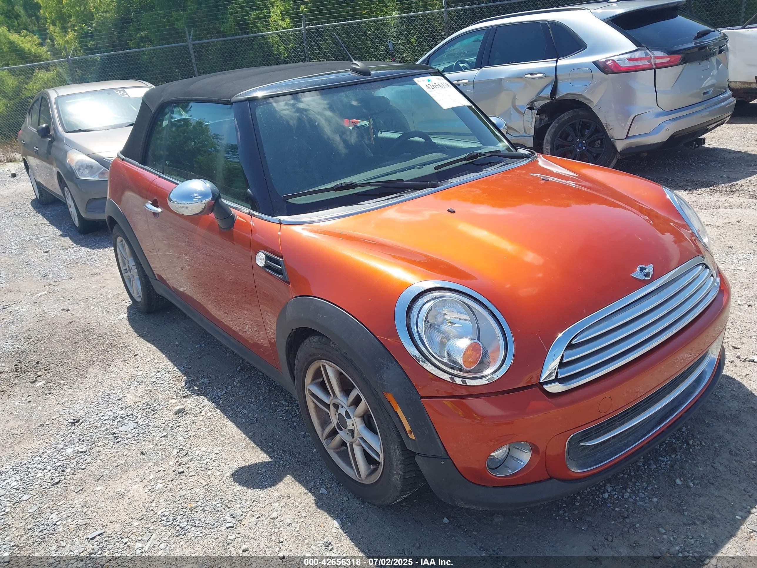2011 MINI Convertible, VIN WMWZN3C59BTZ78139 — Механическое