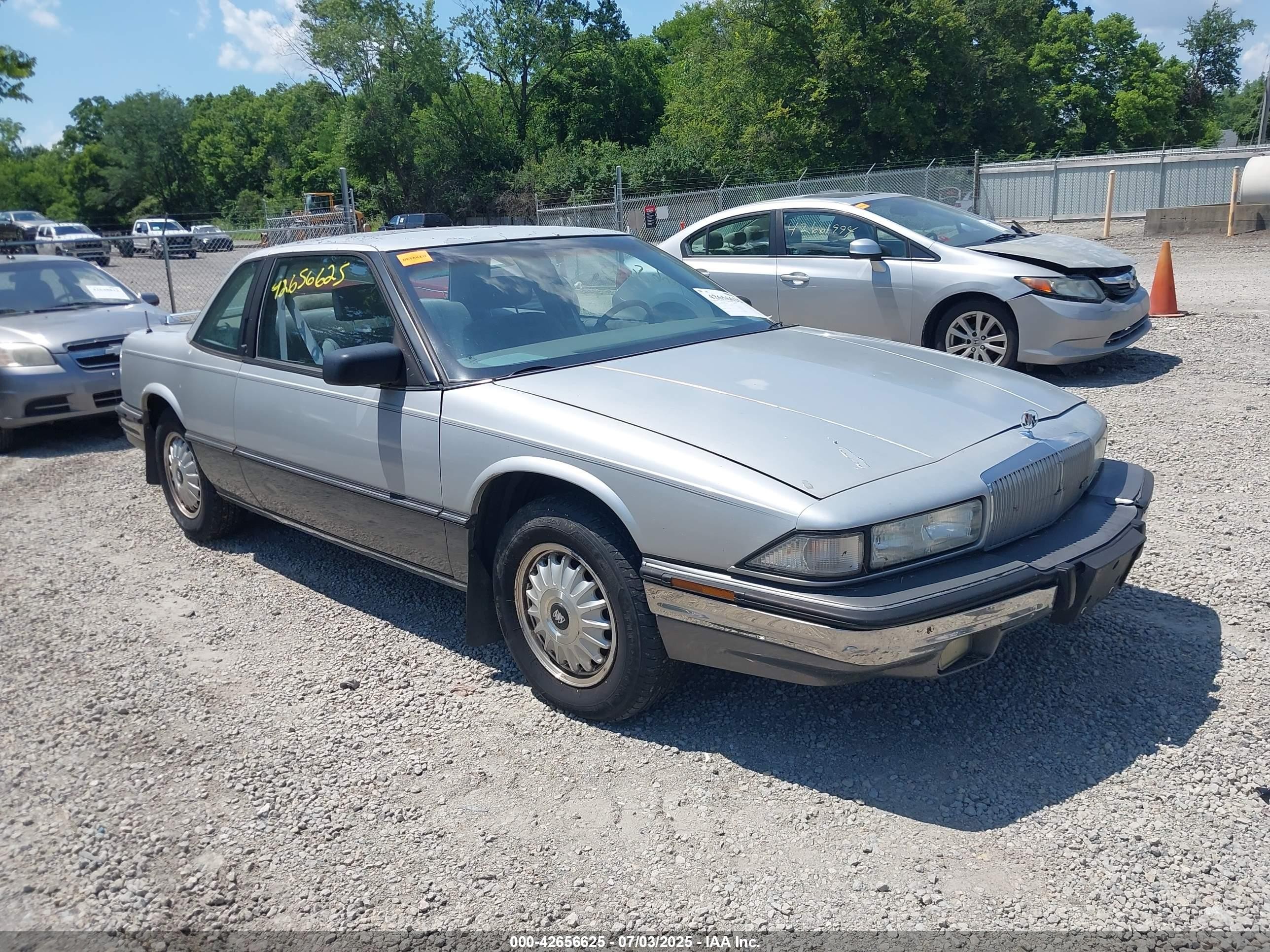 1992 Buick Regal Custom, VIN 2G4WB14L7N1444000 — Front end