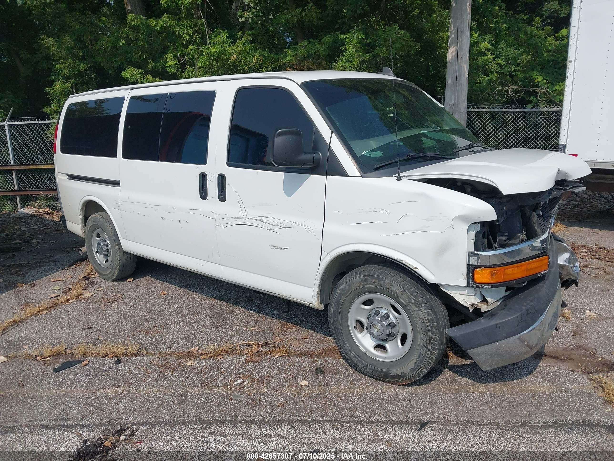 2016 Chevrolet Express Passenger LT, VIN 1GAZGMFG9G1165363 — Front end