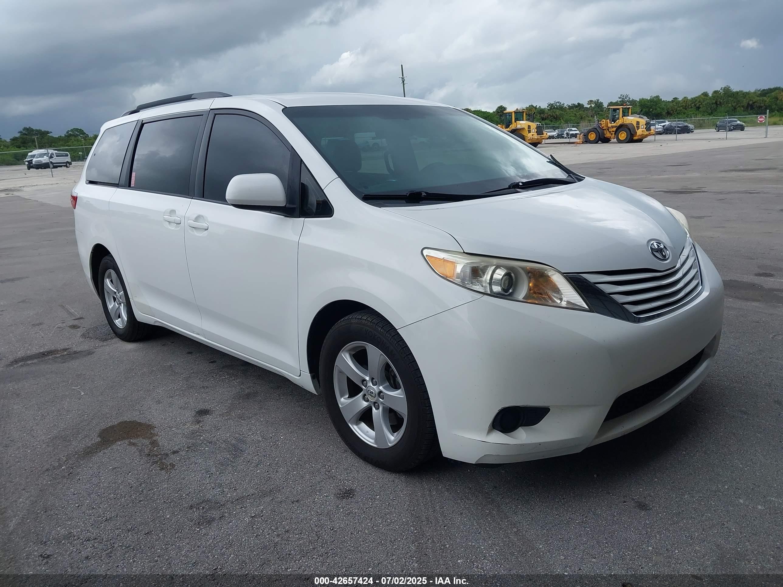 2017 Toyota Sienna LE Auto Access Seat, VIN 5TDKZ3DC5HS822953 — Normal wear