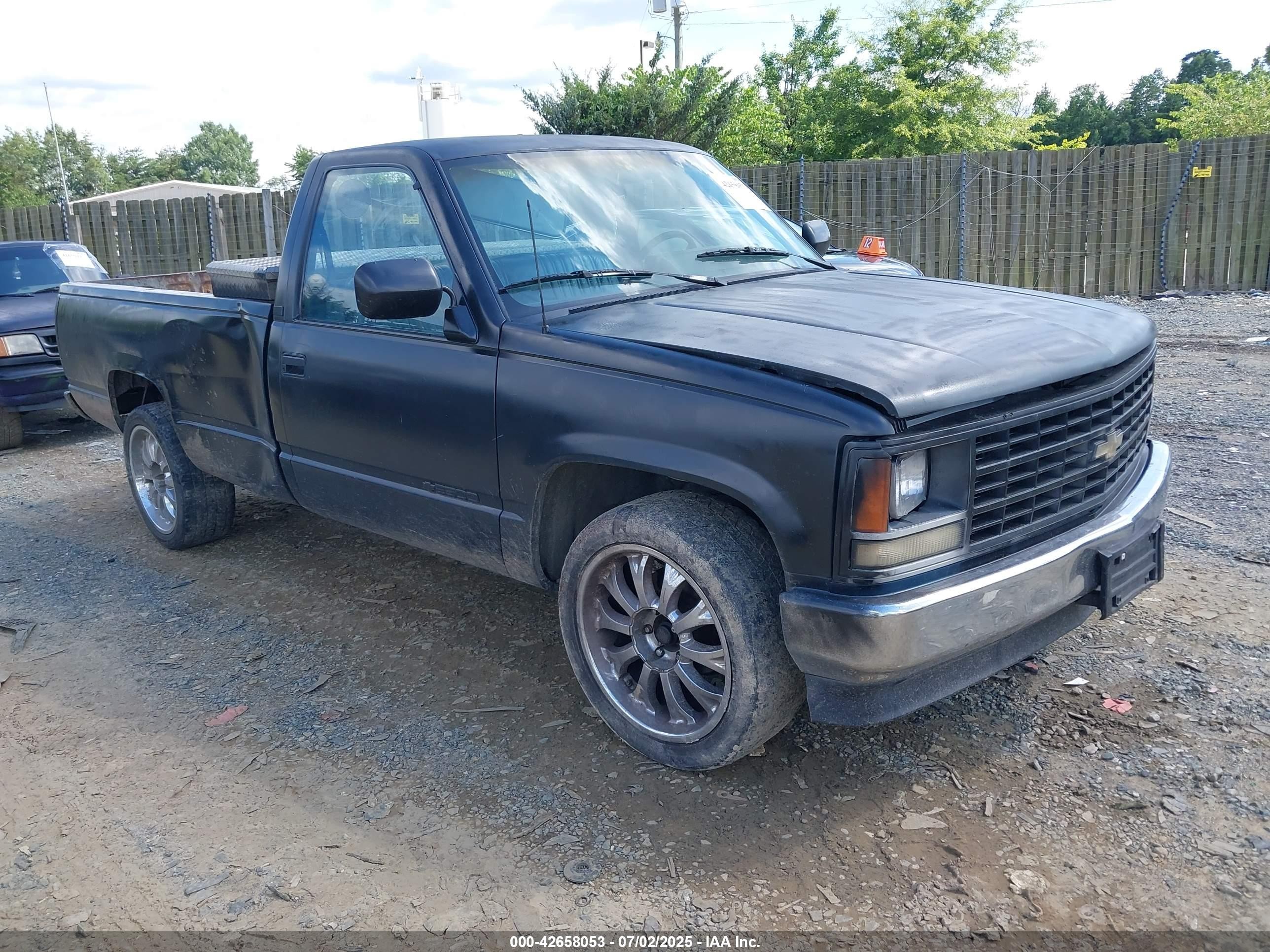 1991 Chevrolet Silverado 2500, VIN 1GCFC24K6MZ147174 — Side