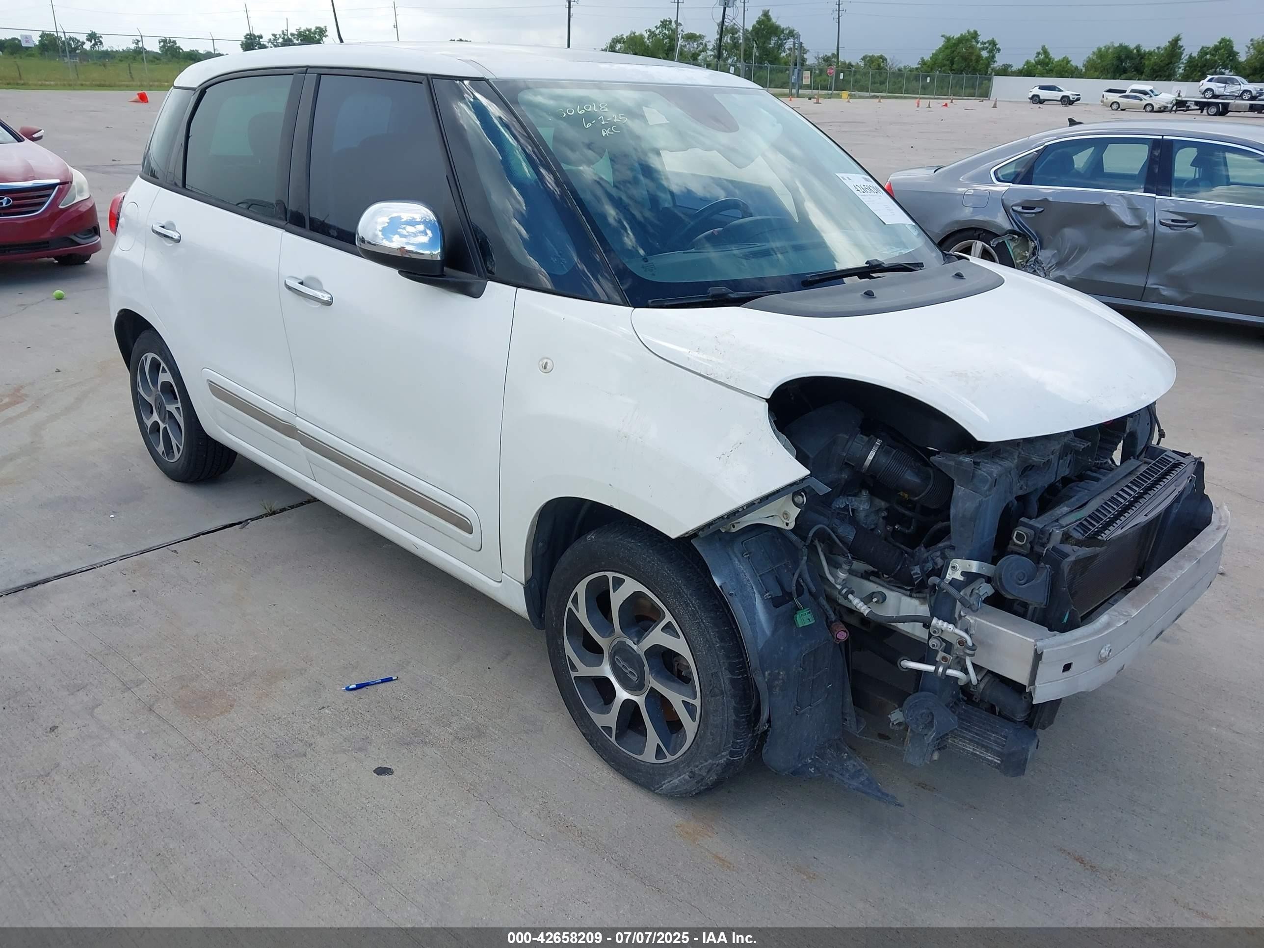 2014 FIAT 500L Lounge, VIN ZFBCFACH0EZ013291 — Front end
