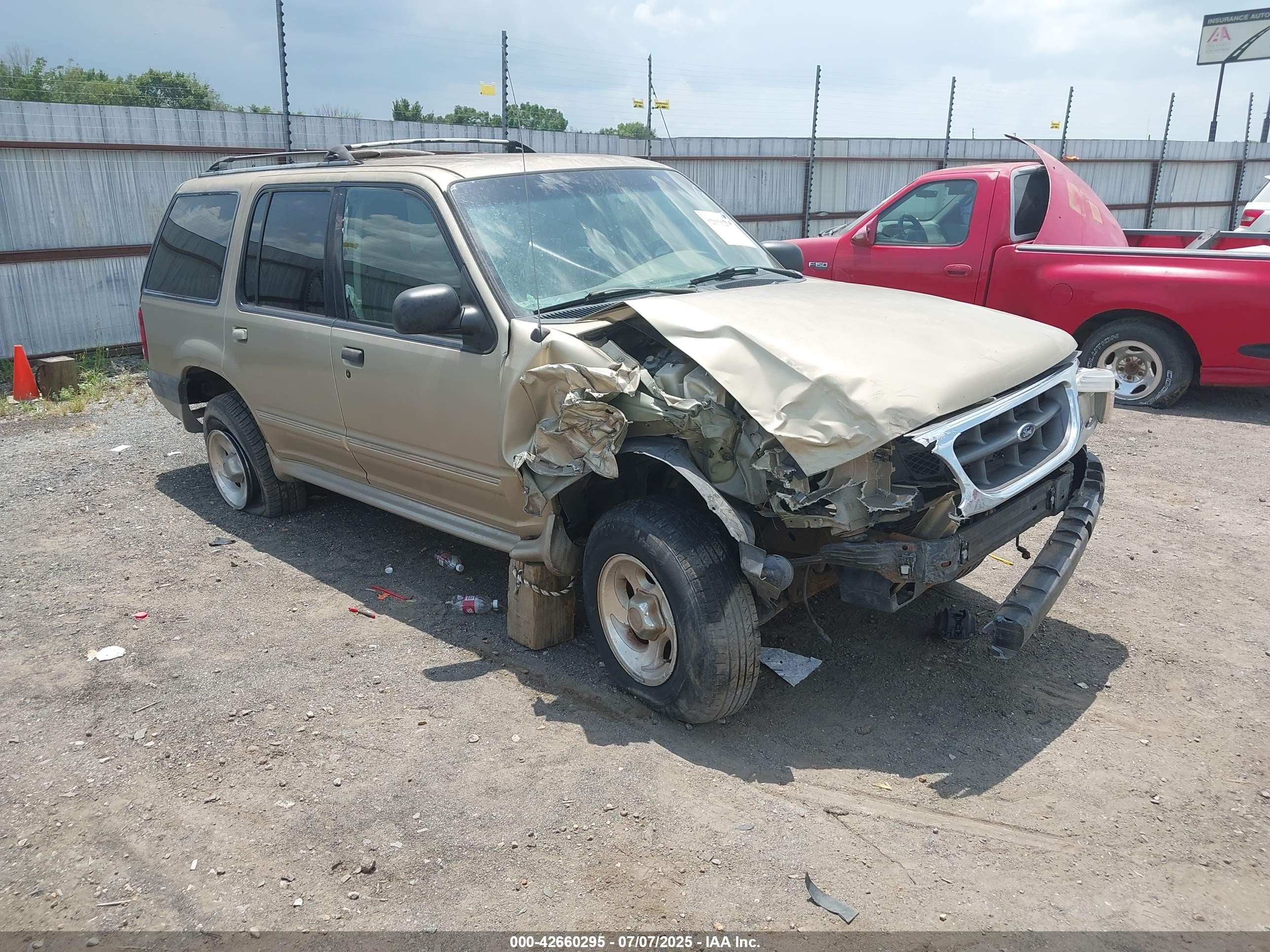 2000 Ford Explorer, VIN 1FMZU63X6YZB70325 — Front end